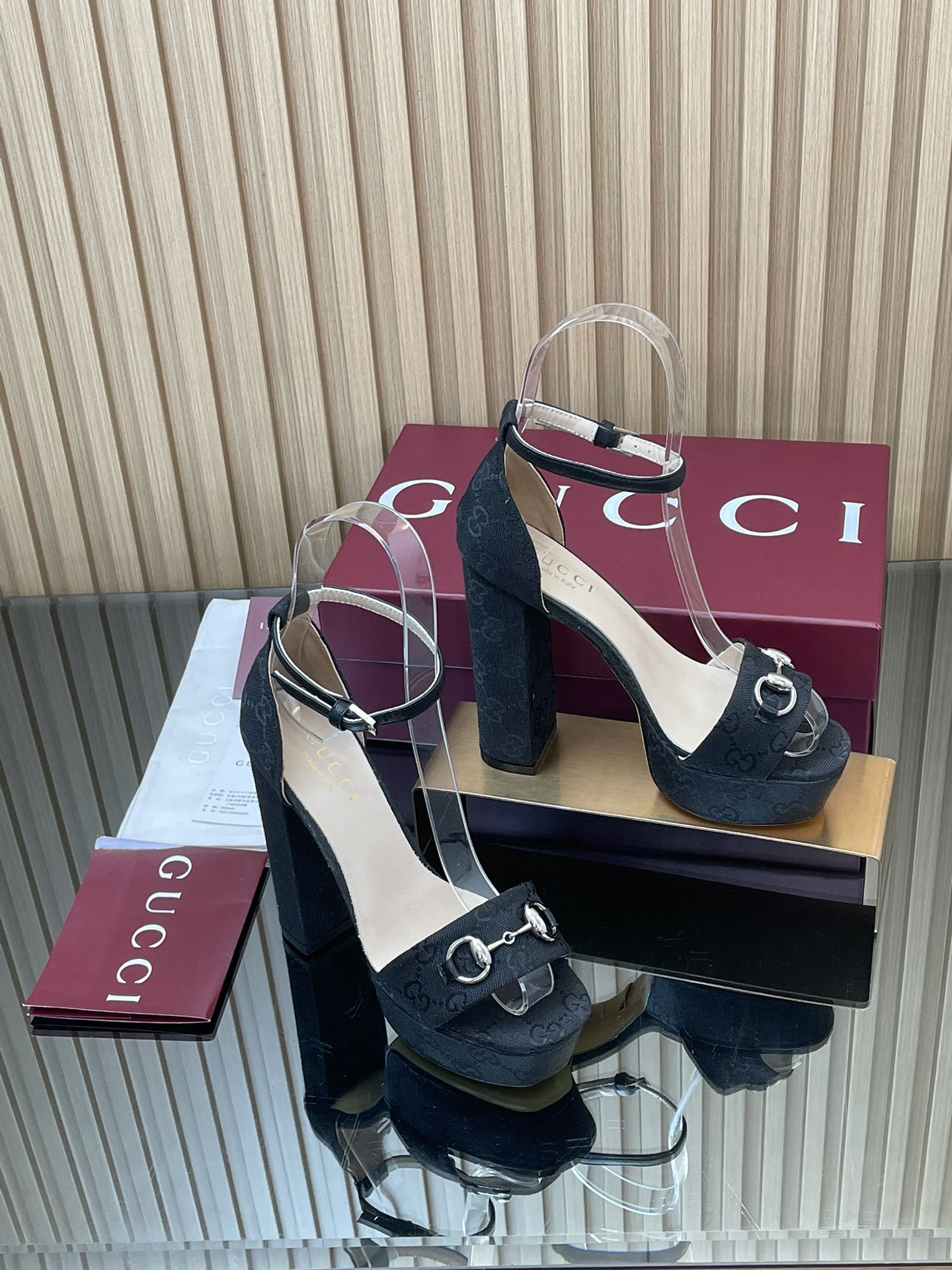 NO:487903,GuCC high-end quality S S early spring high-heeled waterproof platform sandals Mule shoes square toe horse tie new style empty high heels original quality! Every detail has been carefully crafted, which can be matched with ZG, with the same quality!  Original custom imported G G old-fashioned canvas/sheepskin hardware Dongguan factory molded horse buckle Inner lining / foot pad high-end custom sheepskin lining 12cm heel height 4cm water table Italian genuine leather bottom Size 35-41 (40 41 custom made, no return or exchange) Full set of high-end original packaging!  GucCi logo horse-bit buckle styling accessories inject a modern and new charm into a series of women's shoes. On this high-heeled platform sandal, the accessories are made of sheepskin and classic G G canvas, making the entire design more plump and fashionable. Women's style ● Italian creation Full set of high-end original packaging, high heels sandals, gucci, sandals, high heels, sheepskin19860909GuCC高端精品 S S早春高跟防水台凉鞋慕勒鞋方头马衔扣新款后空高跟鞋原汁原味原单品质!每个细节皆经过精心细致打造,可与ZG对比如一,无二品质！ 面料原版定制进口G G老花帆布/羊皮 五金东莞大厂开模马衔扣 内里／垫脚高端定制羊皮里 跟高12cm 水台4cm 大底意大利真皮底 尺码35-41（40 41 定做,不退换） 全套原板高端包装！ GucCi 标志马衔扣造型配件为一系列女士鞋款注入摩登新韵.在这款高跟防水台凉鞋上,配饰以羊皮和经典G G帆布匠心打造,令整个设计愈发丰满时尚 女款 ●意大利创作 全套高档原包装,高跟鞋凉鞋,gucci,sandals,high heels,sheepskin,Women's Shoes