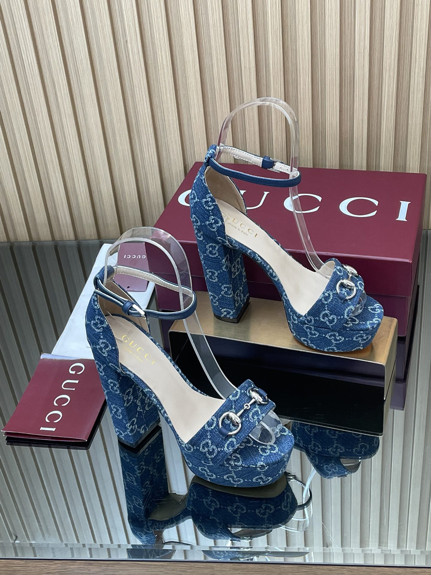 NO:487911,GuCC high-end quality S S early spring high-heeled waterproof platform sandals Mule shoes square toe horse tie new style empty high heels original quality! Every detail has been carefully crafted, which can be matched with ZG, with the same quality!  Original custom imported fabrics G G denim denim/skin hardware Dongguan factory molded horse buckle Inner lining / foot pad high-end custom sheepskin lining 12cm heel height 4cm water table Italian genuine leather bottom Size 35-41 (40 41 custom made, no return and exchange) Full set of high-end original packaging!  GucCi logo horse-bit buckle styling accessories inject a modern and new charm into a series of women's shoes. On this high-heeled platform sandal, the accessories are made of sheepskin and classic G G canvas, making the entire design more plump and fashionable. Women's style ● Italian creation Full set of high-end original packaging, high heels sandals, gucci, sandals, high heels, sheepskin19860909GuCC高端精品 S S早春高跟防水台凉鞋慕勒鞋方头马衔扣新款后空高跟鞋原汁原味原单品质!每个细节皆经过精心细致打造,可与ZG对比如一,无二品质！ 面料原版定制进口G G丹宁牛仔/羊皮 五金东莞大厂开模马衔扣 内里／垫脚高端定制羊皮里 跟高12cm 水台4cm 大底意大利真皮底 尺码35-41（40 41 定做,不退换） 全套原板高端包装！ GucCi 标志马衔扣造型配件为一系列女士鞋款注入摩登新韵.在这款高跟防水台凉鞋上,配饰以羊皮和经典G G帆布匠心打造,令整个设计愈发丰满时尚 女款 ●意大利创作 全套高档原包装,高跟鞋凉鞋,gucci,sandals,high heels,sheepskin,Women's Shoes