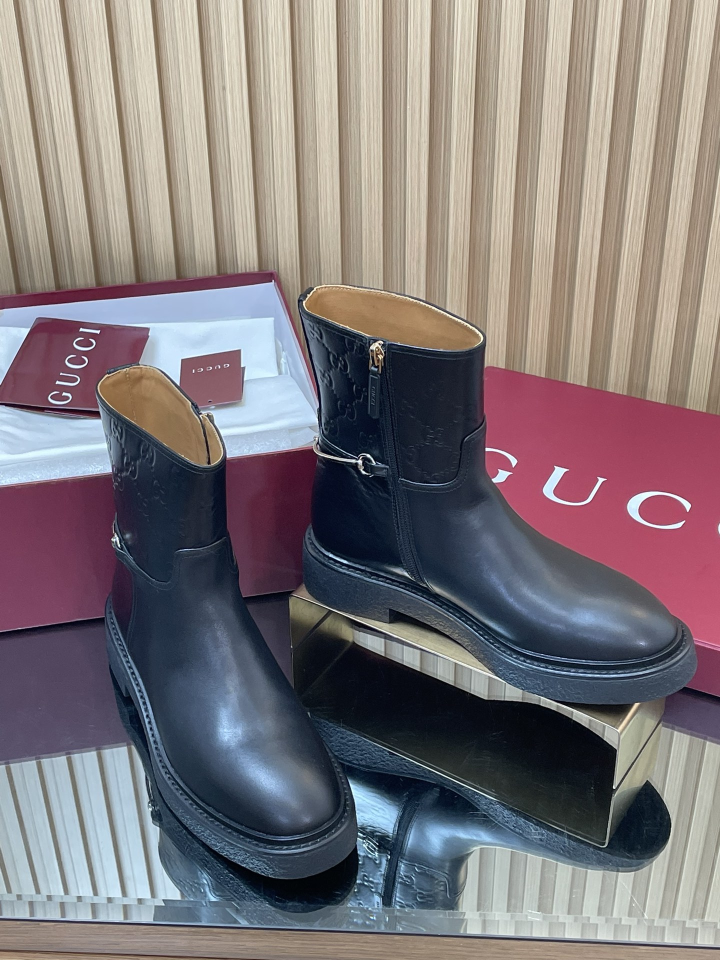 NO:490790,2025 Gucci Autumn and Winter Slim Horse Bit Equestrian Naked Boots Show Chelsea Boots Top Purchase Level [End of Year Volume Base Price] Imported G G Embossed Calfskin Short Boots Heavy Clever Boots All the production workmanship is consistent with the original version!  This boot is made with ingenious craftsmanship of imported G G embossed calfskin, cleverly incorporates the details of the slender horse buckle, paying tribute to the brand's long history of equestrian heritage. The classic gallery shape is exquisite and exquisite, interpreting Gucci's elegant aesthetic style. Material 1:1 original customization. Imported G G embossed calfskin. The inner cowhide is a piece of leather with no breakage and no splicing.  Open molding wear-resistant rubber sole Size 35-42 (404142 customized, non-returning), boots, gucci, boots, cowhide198609092025古奇/ Gucci 秋冬修长造型马衔扣马术裸靴 走秀款切尔西靴顶级代购级【年底冲量底价】进口G G压纹小牛皮短靴重工艺所有制作整个做工与原版一致！ 这款靴子甄选进口G G压花小牛皮匠心制作,巧妙融入修长造型马衔扣细节,致敬品牌源远流长马术本源传承.经典廊形精致考究,诠释Gucci优雅美学风范 材质1:1原版定制 进口G G压纹小牛皮 内里 牛皮里是整张一块皮无断开没任何拼接的 大底．开模成型耐磨橡胶底 尺码35-42（404142定制,不退换）,靴子,gucci,boots,cowhide,Women's Shoes