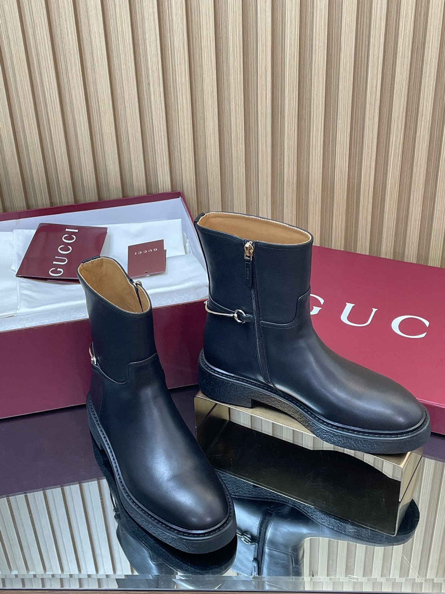 NO:490796,2025 Gucci Autumn and Winter Slim Horse Bit Equestrian Naked Boots Show Chelsea Boots Top Purchase Level [End of Year Volume Base Price] Imported Mercerated Short Boots Heavy Craftstone Boots All the productions are consistent with the original version!  This boot is made of imported calfskin, cleverly incorporates the details of the slender horse buckle, paying tribute to the brand's long history of equestrian heritage. The classic gallery shape is exquisite and exquisite, interpreting Gucci's elegant aesthetic style. Material 1:1 original customization. Imported calfskin. Inside. The cowhide is a piece of leather with no breakage and no splicing.  Open mold molding die-resistant glue sole size 35-42 (404142 customized, non-return and exchange), boots, gucci, boots, cowhide198609092025古奇/ Gucci 秋冬修长造型马衔扣马术裸靴 走秀款切尔西靴顶级代购级【年底冲量底价】进口丝光绒短靴重工艺所有制作整个做工与原版一致！ 这款靴子甄选进口小牛皮制作,巧妙融入修长造型马衔扣细节,致敬品牌源远流长马术本源传承.经典廊形精致考究,诠释Gucci优雅美学风范 材质1:1原版定制 进口小牛皮 内里 牛皮里是整张一块皮无断开没任何拼接的 大底．开模成型耐模生胶底 尺码35-42（404142定制,不退换）,靴子,gucci,boots,cowhide,Women's Shoes