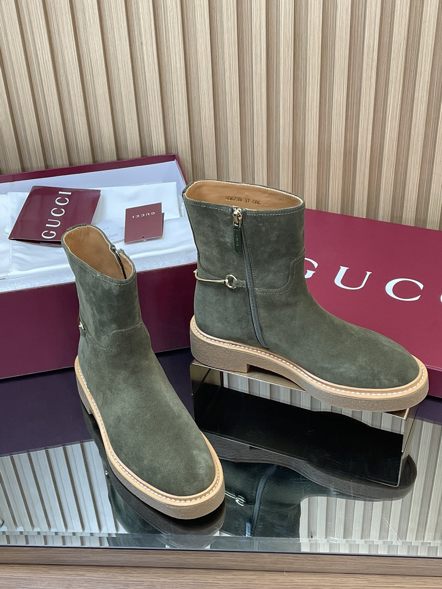NO:490802,2025 Gucci Autumn and Winter Slim Horse Bit Equestrian Naked Boots Show Chelsea Boots Top Purchase Level [End of Year Volume Base Price] Imported Mercerated Short Boots Heavy Craftstone Boots All the productions are consistent with the original version!  This boot is made of imported mercerated deer leather, cleverly incorporates the details of the slender horse buckle, paying tribute to the brand's long history of equestrian inheritance. The classic gallery shape is exquisite and exquisite, interpreting Gucci's elegant aesthetic style. Material 1:1 original customization. Imported mercerated deer leather + red and green webbing. The inner cowhide is a piece of leather with no breakage and no splicing.  Open mold molding die-resistant glue sole size 35-42 (404142 customized, non-return and exchange), boots, gucci, boots, cowhide198609092025古奇/ Gucci 秋冬修长造型马衔扣马术裸靴 走秀款切尔西靴顶级代购级【年底冲量底价】进口丝光绒短靴重工艺所有制作整个做工与原版一致！ 这款靴子甄选进口丝光绒鹿皮制作,巧妙融入修长造型马衔扣细节,致敬品牌源远流长马术本源传承.经典廊形精致考究,诠释Gucci优雅美学风范 材质1:1原版定制 进口丝光绒鹿皮+红绿织带 内里 牛皮里是整张一块皮无断开没任何拼接的 大底．开模成型耐模生胶底 尺码35-42（404142定制,不退换）,靴子,gucci,boots,cowhide,Women's Shoes