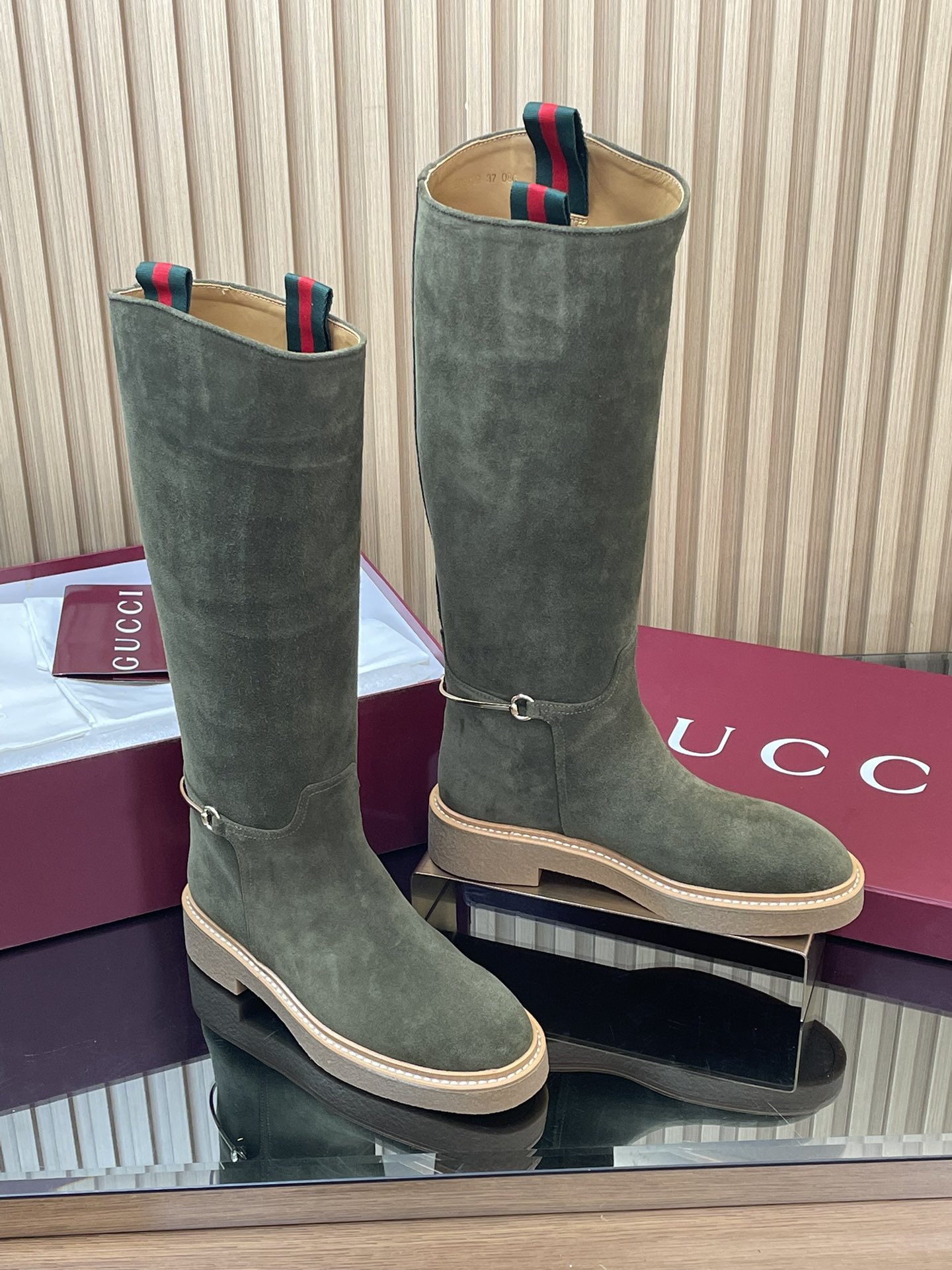 NO:490805,2025 Gucci Autumn and Winter Slim Horse Bit Equestrian Boots Showcase Over-Knee Boots Top Purchase Level [End of Year Volume Base Price] Imported Mercerated Velvet Boots Heavy Crafts All the production workmanship is consistent with the original version!  This boot is made of imported mercerated deer leather, cleverly incorporates the details of the slender horse buckle, paying tribute to the brand's long history of equestrian inheritance. The classic gallery shape is exquisite and exquisite, interpreting Gucci's elegant aesthetic style. Material 1:1 original customization. Imported mercerated deer leather + red and green webbing. The inner cowhide is a piece of leather with no breakage and no splicing.  Open mold molding die-resistant rubber sole size 35-42 (customized 404142, no return or exchange) Packaging latest high-end encore red packaging, boots, gucci, boots, cowhide198609092025古奇/ Gucci 秋冬修长造型马衔扣马术长靴 走秀款过膝靴顶级代购级【年底冲量底价】进口丝光绒长靴重工艺所有制作整个做工与原版一致！ 这款靴子甄选进口丝光绒鹿皮制作,巧妙融入修长造型马衔扣细节,致敬品牌源远流长马术本源传承.经典廊形精致考究,诠释Gucci优雅美学风范 材质1:1原版定制 进口丝光绒鹿皮+红绿织带 内里 牛皮里是整张一块皮无断开没任何拼接的 大底．开模成型耐模生胶底 尺码35-42（404142定制,不退换） 包装最新高端安可拉红色包装,靴子,gucci,boots,cowhide,Women's Shoes