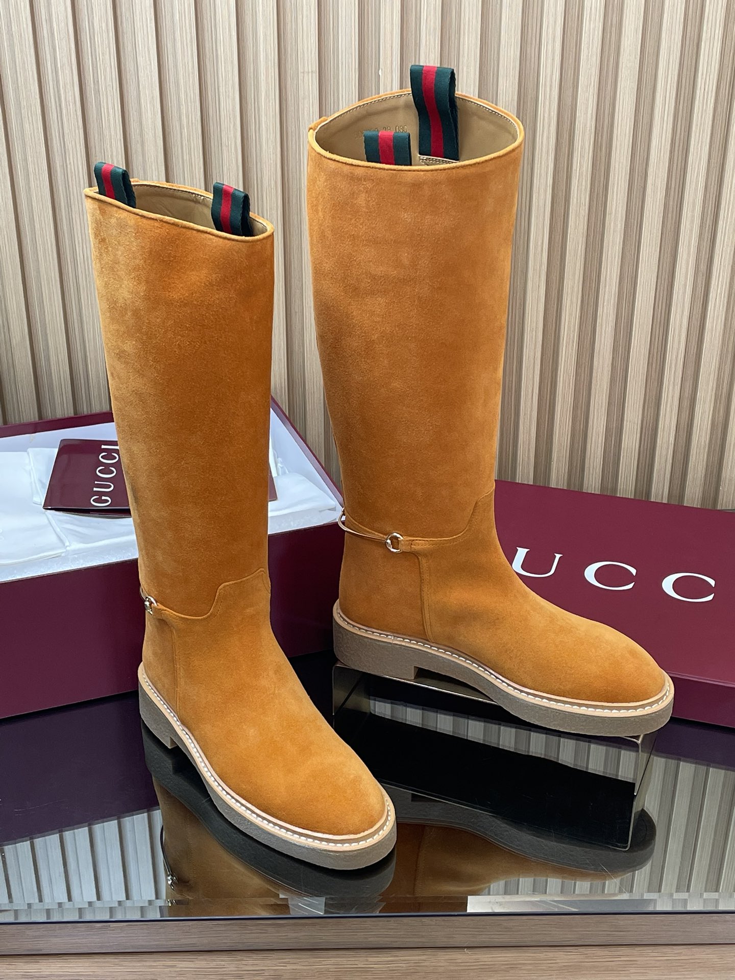 NO:490761,2025 Gucci Autumn and Winter Slim Horse Bit Equestrian Boots Showcase Over-Knee Boots Top Purchase Level [End of Year Volume Base Price] Imported Mercerated Velvet Boots Heavy Crafts All the production workmanship is consistent with the original version!  This boot is made of imported mercerated deer leather, cleverly incorporates the details of the slender horse buckle, paying tribute to the brand's long history of equestrian inheritance. The classic gallery shape is exquisite and exquisite, interpreting Gucci's elegant aesthetic style. Material 1:1 original customization. Imported mercerated deer leather + red and green webbing. The inner cowhide is a piece of leather with no breakage and no splicing.  Open mold molding die-resistant rubber sole size 35-42 (customized 404142, no return or exchange) Packaging latest high-end encore red packaging, boots, gucci, boots, cowhide198609092025古奇/ Gucci 秋冬修长造型马衔扣马术长靴 走秀款过膝靴顶级代购级【年底冲量底价】进口丝光绒长靴重工艺所有制作整个做工与原版一致！ 这款靴子甄选进口丝光绒鹿皮制作,巧妙融入修长造型马衔扣细节,致敬品牌源远流长马术本源传承.经典廊形精致考究,诠释Gucci优雅美学风范 材质1:1原版定制 进口丝光绒鹿皮+红绿织带 内里 牛皮里是整张一块皮无断开没任何拼接的 大底．开模成型耐模生胶底 尺码35-42（404142定制,不退换） 包装最新高端安可拉红色包装,靴子,gucci,boots,cowhide,Women's Shoes