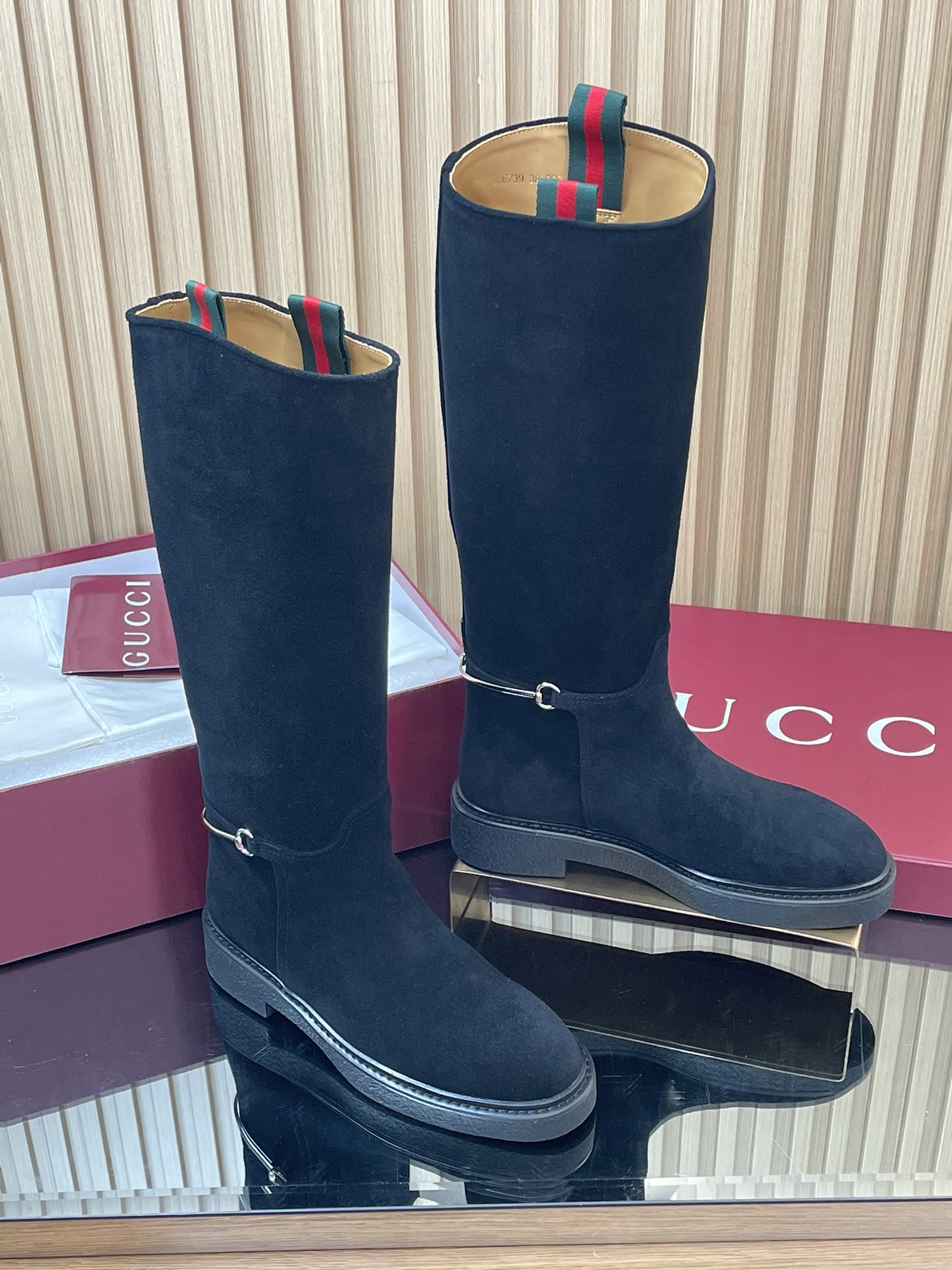 NO:490773,2025 Gucci Autumn and Winter Slim Horse Bit Equestrian Boots Showcase Over-Knee Boots Top Purchase Level [End of Year Volume Base Price] Imported Mercerated Velvet Boots Heavy Crafts All the production workmanship is consistent with the original version!  This boot is made of imported mercerated deer leather, cleverly incorporates the details of the slender horse buckle, paying tribute to the brand's long history of equestrian inheritance. The classic gallery shape is exquisite and exquisite, interpreting Gucci's elegant aesthetic style. Material 1:1 original customization. Imported mercerated deer leather + red and green webbing. The inner cowhide is a piece of leather with no breakage and no splicing.  Open mold molding die-resistant rubber sole size 35-42 (customized 404142, no return or exchange) Packaging latest high-end encore red packaging, boots, gucci, boots, cowhide198609092025古奇/ Gucci 秋冬修长造型马衔扣马术长靴 走秀款过膝靴顶级代购级【年底冲量底价】进口丝光绒长靴重工艺所有制作整个做工与原版一致！ 这款靴子甄选进口丝光绒鹿皮制作,巧妙融入修长造型马衔扣细节,致敬品牌源远流长马术本源传承.经典廊形精致考究,诠释Gucci优雅美学风范 材质1:1原版定制 进口丝光绒鹿皮+红绿织带 内里 牛皮里是整张一块皮无断开没任何拼接的 大底．开模成型耐模生胶底 尺码35-42（404142定制,不退换） 包装最新高端安可拉红色包装,靴子,gucci,boots,cowhide,Women's Shoes