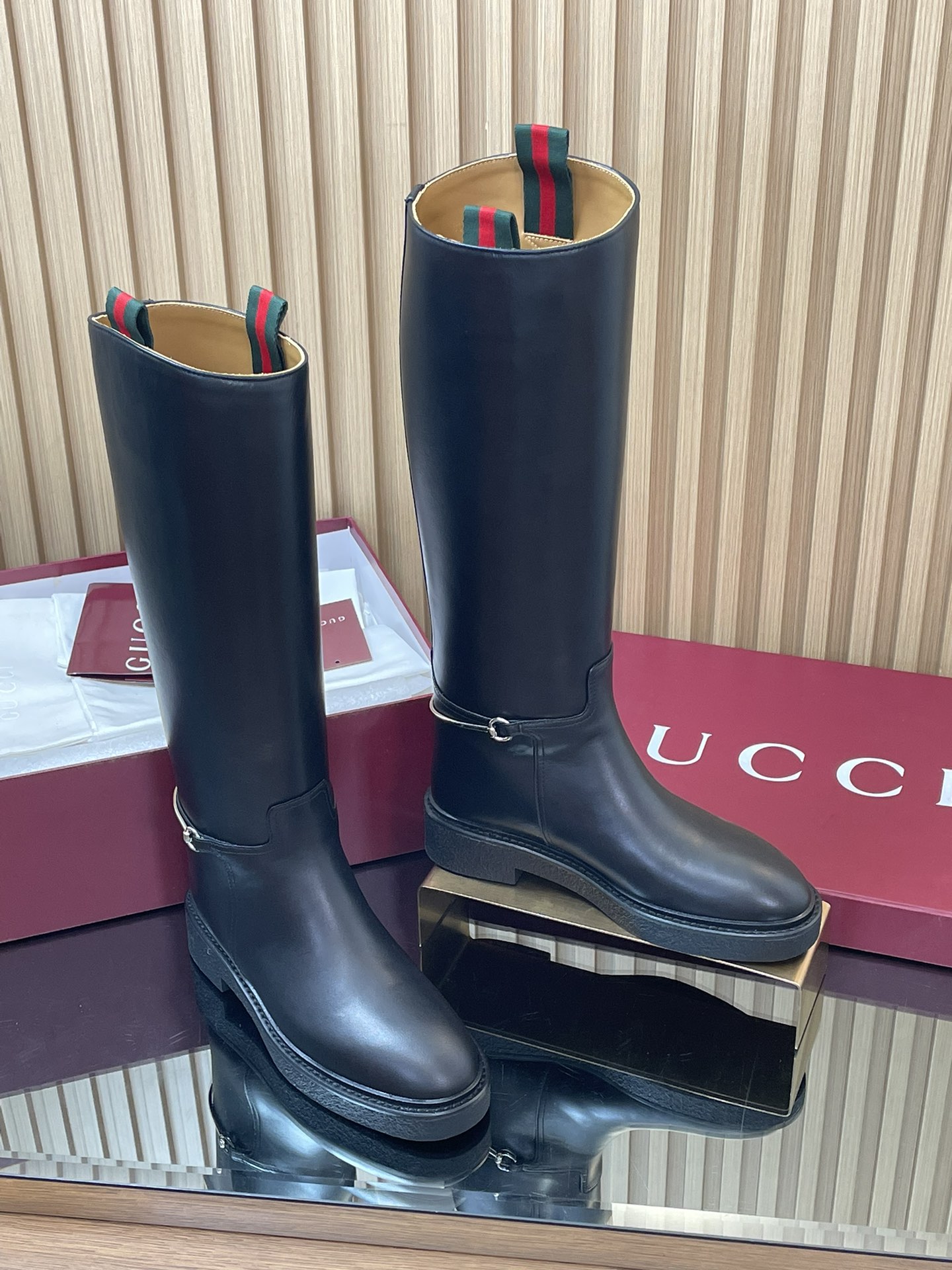 NO:490779,2025 Gucci Autumn and Winter Slim Horse Bit Equestrian Boots Showcase Over-Knee Boots Top Purchase Level [End of Year Volume Base Price] Imported Calfskin Boots Heavy Craftsman Boots All the productions are consistent with the original version!  This boot is made of imported calfskin, cleverly incorporates the details of the slender horse buckle, paying tribute to the brand's long history of equestrian inheritance. The classic gallery shape is exquisite and exquisite, interpreting Gucci's elegant aesthetic style. Material 1:1 original customization. Imported calfskin + red and green webbing. The inner cowhide is a piece of leather with no breakage and no splicing.  Open mold molding die-resistant rubber sole size 35-42 (customized 404142, no return or exchange) Packaging latest high-end encore red packaging, boots, gucci, boots, cowhide198609092025古奇/ Gucci 秋冬修长造型马衔扣马术长靴 走秀款过膝靴顶级代购级【年底冲量底价】进口小牛皮长靴重工艺所有制作整个做工与原版一致！ 这款靴子甄选进口小牛皮制作,巧妙融入修长造型马衔扣细节,致敬品牌源远流长马术本源传承.经典廊形精致考究,诠释Gucci优雅美学风范 材质1:1原版定制 进口小牛皮+红绿织带 内里 牛皮里是整张一块皮无断开没任何拼接的 大底．开模成型耐模生胶底 尺码35-42（404142定制,不退换） 包装最新高端安可拉红色包装,靴子,gucci,boots,cowhide,Women's Shoes