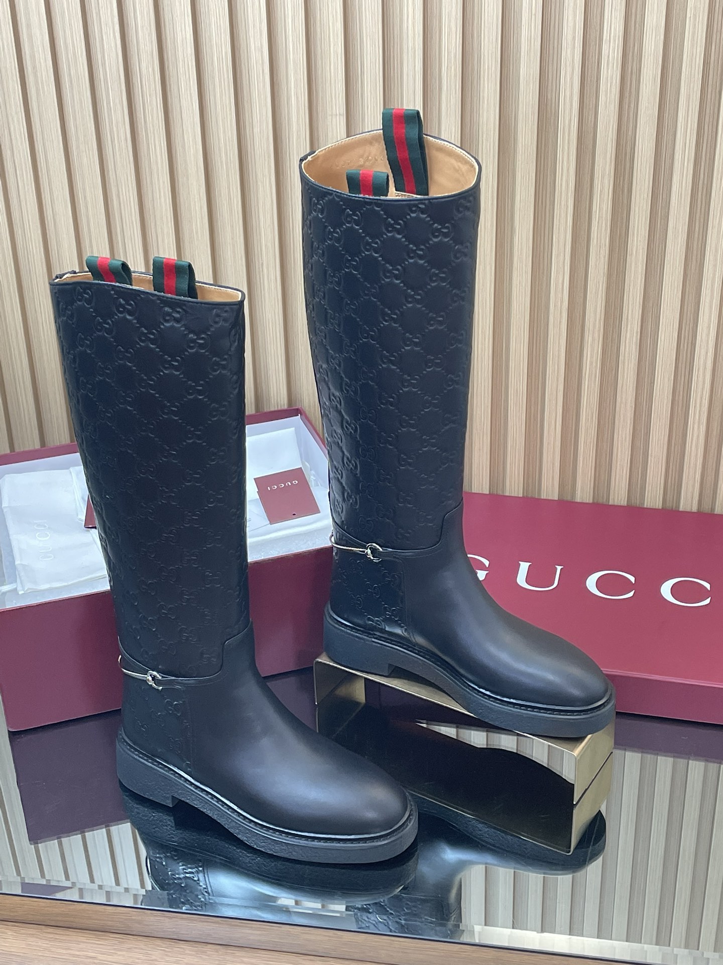 NO:490791,2025 Gucci Autumn and Winter Slim Horse Bit Equestrian Boots Showcase Over-Knee Boots Top Purchase Level [End of Year Volume Base Price] Imported G G Embossed Cowhide Boots Heavy Crafts All the productions are consistent with the original version!  This boot is made of imported G G embossed cowhide, cleverly incorporates the details of the slender horse buckle, paying tribute to the brand's long history of equestrian inheritance. The classic gallery shape is exquisite and exquisite, interpreting Gucci's elegant aesthetic style. Material 1:1 original customization. Imported silk G G embossed leather + red and green webbing. The inner cowhide is a piece of leather with no breakage and no splicing.  Open mold molding die-resistant rubber sole size 35-42 (customized 404142, no return or exchange) Packaging latest high-end encore red packaging, boots, gucci, boots, cowhide198609092025古奇/ Gucci 秋冬修长造型马衔扣马术长靴 走秀款过膝靴顶级代购级【年底冲量底价】进口G G压纹牛皮长靴重工艺所有制作整个做工与原版一致！ 这款靴子甄选进口G G压纹牛皮制作,巧妙融入修长造型马衔扣细节,致敬品牌源远流长马术本源传承.经典廊形精致考究,诠释Gucci优雅美学风范 材质1:1原版定制 进口丝G G压纹皮+红绿织带 内里 牛皮里是整张一块皮无断开没任何拼接的 大底．开模成型耐模生胶底 尺码35-42（404142定制,不退换） 包装最新高端安可拉红色包装,靴子,gucci,boots,cowhide,Women's Shoes