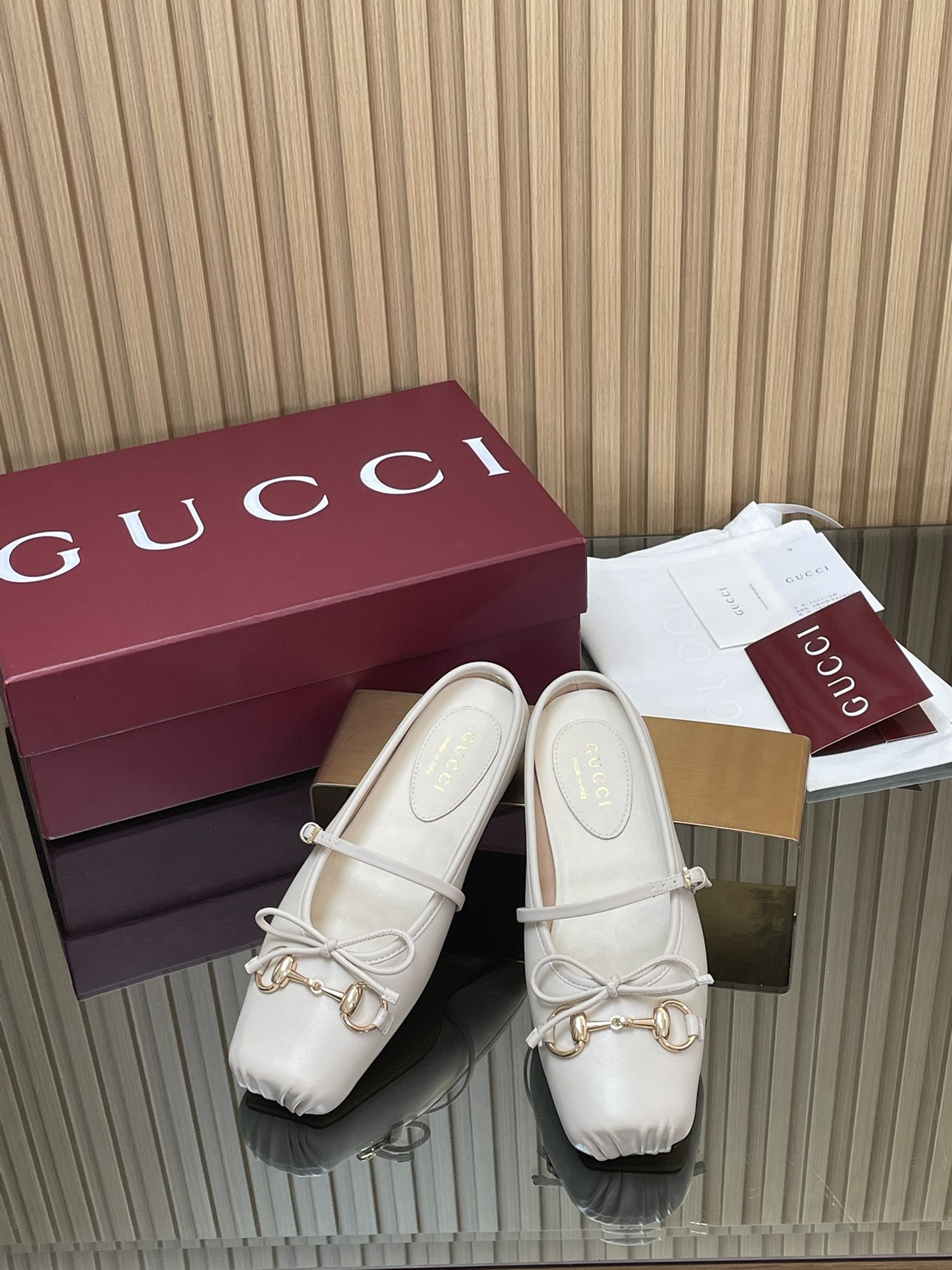 NO:546565,GuCC high-end boutique 2025 overseas early autumn series [mini GG] new flat ballet slippers, horsebit, new small square toe mules, classic, exquisite, elegant, playful, fashionable flat shoes, high-quality, sweet, college-style loose-feeling slippers, original quality! Every detail has been carefully crafted and can be compared with ZG, no second quality!  Fabric original custom imported presbyopic G cloth/Yangjing/sheepskin Hardware Dongguan factory molded rivets Horsebit lining/feet high-end customized silk/sheepskin lining Heel high flat sole Outsole Italian leather sole Size 35-41 (40 41 42 customized, non-returnable) ●Italian creation Red full set of high-end original packaging, half drag, gucci, flats, slippers, sheepskin, real silk, sheep19860909GuCC高端精品 2025海外早秋系列【迷你GG】新品平底芭蕾拖鞋马衔扣新款小方头穆勒鞋经典精致优雅俏皮时髦平底鞋高质感甜美学院风松驰感便鞋 原汁原味原单品质!每个细节皆经过精心细致打造,可与ZG对比如一,无二品质！ 面料原版定制进口老花G布/羊京/羊皮 五金东莞大厂开模铆钉 马衔扣 内里／垫脚高端定制真丝/羊皮里 跟高平底 大底意大利真皮底 尺码35-41（40 41 42定做,不退换） ●意大利创作 红色全套高档原包装,半拖,gucci,flats,slippers,sheepskin,real silk,sheep,Women's Shoes