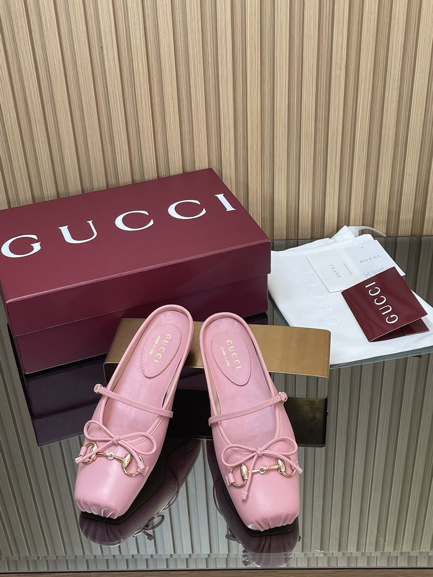 NO:546508,GuCC high-end boutique 2025 overseas early autumn series [mini GG] new flat ballet slippers, horsebit, new small square toe mules, classic, exquisite, elegant, playful, fashionable flat shoes, high-quality, sweet, college-style loose-feeling slippers, original quality! Every detail has been carefully crafted and can be compared with ZG, no second quality!  Fabric original custom imported presbyopic G cloth/Yangjing/sheepskin Hardware Dongguan factory molded rivets Horsebit lining/feet high-end customized silk/sheepskin lining Heel high flat sole Outsole Italian leather sole Size 35-41 (40 41 42 customized, non-returnable) ●Italian creation Red full set of high-end original packaging, half drag, gucci, flats, slippers, sheepskin, real silk, sheep19860909GuCC高端精品 2025海外早秋系列【迷你GG】新品平底芭蕾拖鞋马衔扣新款小方头穆勒鞋经典精致优雅俏皮时髦平底鞋高质感甜美学院风松驰感便鞋 原汁原味原单品质!每个细节皆经过精心细致打造,可与ZG对比如一,无二品质！ 面料原版定制进口老花G布/羊京/羊皮 五金东莞大厂开模铆钉 马衔扣 内里／垫脚高端定制真丝/羊皮里 跟高平底 大底意大利真皮底 尺码35-41（40 41 42定做,不退换） ●意大利创作 红色全套高档原包装,半拖,gucci,flats,slippers,sheepskin,real silk,sheep,Women's Shoes