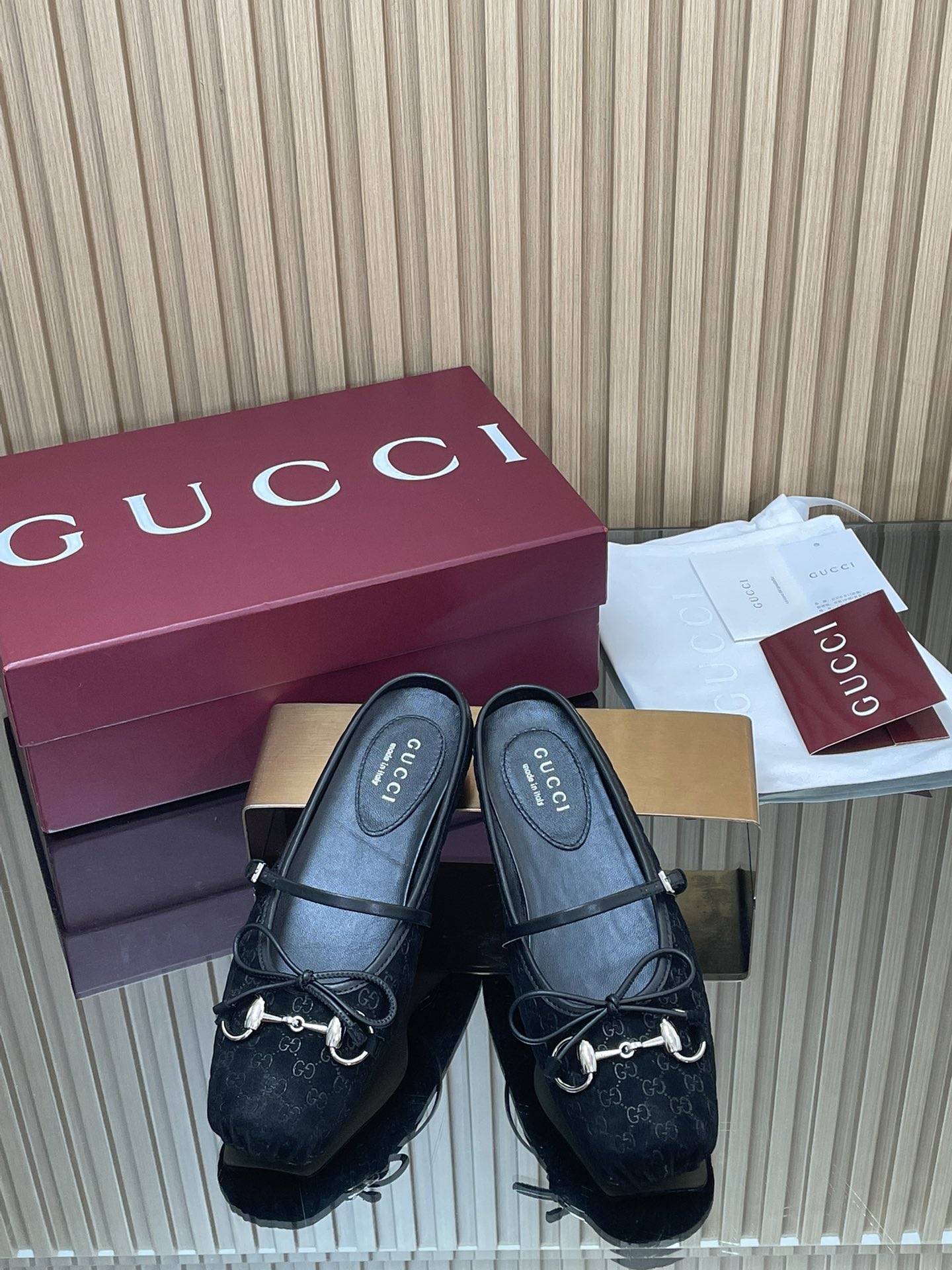 NO:546526,GuCC high-end boutique 2025 Overseas Early Autumn Series [Mini GG] New Flat Ballet Slippers Horse Bit New Small Square Toe Mules Classic Refinement Elegant Playful and Fashionable Flats High-quality Sweet College Style Loose Slippers Original Original Quality! Every detail has been carefully crafted, and can be matched with ZG, with the same quality!  Original fabric custom imported presbyterian G fabric/Yangjing/Sheepskin Hardware Dongguan factory mold rivet Horse bits Inner lining / foot pad high-end custom silk / Sheepskin lining Heel high flat bottom Italian genuine leather bottom Size 35-41 (40 41 42 custom made, no return and exchange) ●Italian creation Red full set of high-end original packaging, semi-torch, gucci, flats, slippers, sheepskin, real silk, sheep19860909GuCC高端精品 2025海外早秋系列【迷你GG】新品平底芭蕾拖鞋马衔扣新款小方头穆勒鞋经典精致优雅俏皮时髦平底鞋高质感甜美学院风松驰感便鞋 原汁原味原单品质!每个细节皆经过精心细致打造,可与ZG对比如一,无二品质！ 面料原版定制进口老花G布/羊京/羊皮 五金东莞大厂开模铆钉 马衔扣 内里／垫脚高端定制真丝/羊皮里 跟高平底 大底意大利真皮底 尺码35-41（40 41 42定做,不退换） ●意大利创作 红色全套高档原包装,半拖,gucci,flats,slippers,sheepskin,real silk,sheep,Women's Shoes