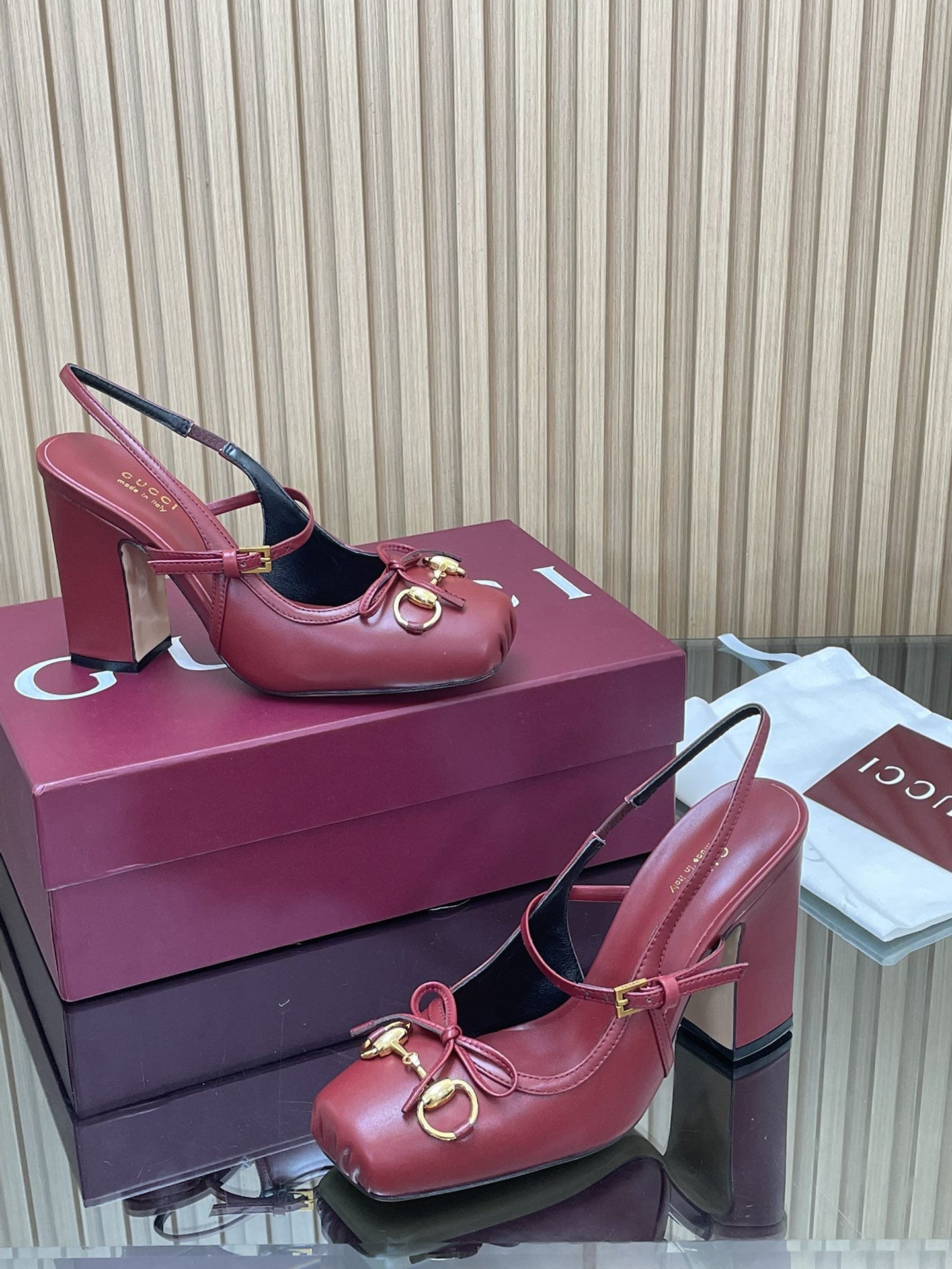 NO:593996,GuCC high-end boutique 2025 overseas early autumn Gucci Horsebit series new high-heeled square toe new ballet shoes horsebit new small square toe mule shoes classic exquisite elegant bow pumps high-quality back lace-up back empty shoes Authentic original single quality! Every detail is carefully crafted and can be compared with ZG, no second quality!  For the 2025 autumn and winter series, these horsebit sling-back pumps feature a square toe design with elegant bow details, paying homage to the traditional ballet shoe shape. This item is crafted with leather craftsmanship and is embellished with light gold accessories. The sacchetto structure ensures excellent comfort. The fabric is original custom-made imported sheepskin. Horsebit buckle molded by a large hardware factory in Dongguan. The inner lining/foot pads are high-end custom sheepskin lining. The heel height is 9.5 cm. The outsole is made of Italian genuine leather.  Sizes 35-41 (40 41 42 customized, non-returnable) ●Italian creation, red full set of high-end original packaging, high heels and sandals, gucci, sandals, high heels, sheepskin19860909GuCC高端精品 2025海外早秋Gucci Horsebit系列新品高跟方形方头新式芭蕾鞋马衔扣新款小方头穆勒鞋经典精致优雅蝴蝶结浅口鞋高质感后系带后空鞋 原汁原味原单品质!每个细节皆经过精心细致打造,可与ZG对比如一,无二品质！ 2025秋冬系列,这款马衔扣后系带浅口鞋选用方形收口鞋头设计,搭配雅致的蝴蝶结细节,致敬传统芭蕾舞鞋型,这款单品以皮革匠心打造,缀饰浅金色掉配件,sacchetto构造确保出色的舒适感 面料原版定制进口羊皮 五金东莞大厂开模马衔扣 内里／垫脚高端定制羊皮里 跟高9.5 cm 大底意大利真皮底 尺码35-41（40 41 42定做,不退换） ●意大利创作 红色全套高档原包装,高跟鞋凉鞋,gucci,sandals,high heels,sheepskin,Women's Shoes