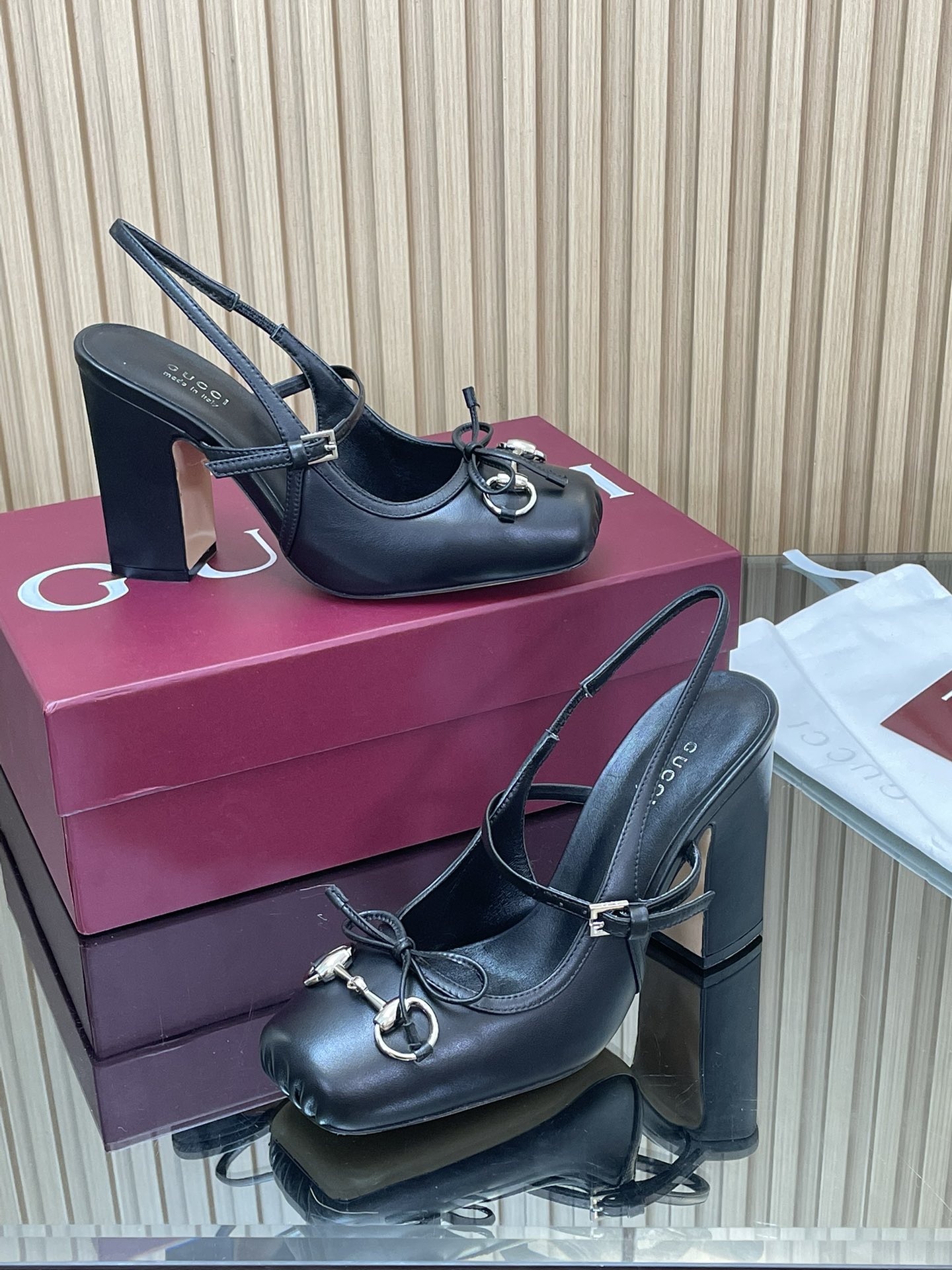 NO:594008,GuCC high-end boutique 2025 overseas early autumn Gucci Horsebit series new high-heeled square toe new ballet shoes horsebit new small square toe mule shoes classic exquisite elegant bow pumps high-quality back lace-up back empty shoes Authentic original single quality! Every detail is carefully crafted and can be compared with ZG, no second quality!  For the 2025 autumn and winter series, these horsebit slingback pumps feature a square toe design with elegant bow details, paying homage to the traditional ballet shoe shape. This item is made with leather craftsmanship and is embellished with light gold accessories. The sacchetto structure ensures excellent comfort. The fabric is original custom-made imported sheepskin. The hardware is molded with a horsebit buckle from a large hardware factory in Dongguan. The lining/feet is made of high-end custom sheepskin lining. Heel heights are 6.5 and 9.5 cm. Outsole is made of Italian genuine leather.  Sizes 35-41 (40 41 42 customized, non-returnable) ●Italian creation, red full set of high-end original packaging, high heels and sandals, gucci, sandals, high heels, sheepskin19860909GuCC高端精品 2025海外早秋Gucci Horsebit系列新品高跟方形方头新式芭蕾鞋马衔扣新款小方头穆勒鞋经典精致优雅蝴蝶结浅口鞋高质感后系带后空鞋 原汁原味原单品质!每个细节皆经过精心细致打造,可与ZG对比如一,无二品质！ 2025秋冬系列,这款马衔扣后系带浅口鞋选用方形收口鞋头设计,搭配雅致的蝴蝶结细节,致敬传统芭蕾舞鞋型,这款单品以皮革匠心打造,缀饰浅金色掉配件,sacchetto构造确保出色的舒适感 面料原版定制进口羊皮 五金东莞大厂开模马衔扣 内里／垫脚高端定制羊皮里 跟高6.5和9.5 cm 大底意大利真皮底 尺码35-41（40 41 42定做,不退换） ●意大利创作 红色全套高档原包装,高跟鞋凉鞋,gucci,sandals,high heels,sheepskin,Women's Shoes