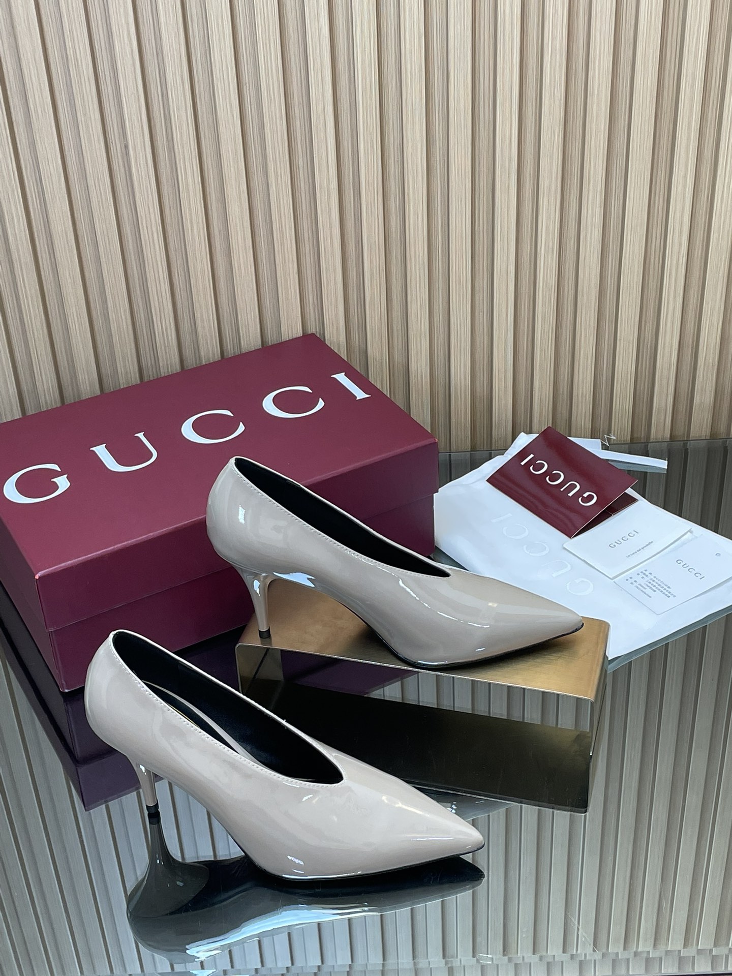 NO:614273,New Gucci 2025 latest autumn and winter new styles [Special offer] Gucci purchasing grade V-shaped patent leather high heels, shallow mouth sexy fashion single shoes, pointed toe Mule slippers, G's counter latest pointed toe stiletto original purchase 1:1 top replica!  The material and craftsmanship are the same as the Y version. They are quite textured and can be compared. There is no difference. These women's stiletto pumps are made of glossy patent leather and are equipped with a pointed toe design to interpret the feminine temperament with a free attitude. The simple and fashionable corridor shape highlights the contemporary sophistication and cleverly combines retro style and modern elegance. Fabric, imported soft cow patent leather lining, imported sheepskin lining. Heel height, 8.5 cm outsole, Italian genuine leather bottom. Size, 35-40, (40)  4142 Customized, non-returnable) Full set of original packaging!  ,semi-high heels,gucci,gucci,gucci,high heels,slippers,sheepskin19860909上新啦古驰2025最新秋冬新款【特推特惠】Gucci代购级别V字口漆皮高跟鞋浅口性感时尚单鞋尖头穆勒拖鞋 G家专柜最新尖头细跟原版购入1:1顶级复刻！材质工艺和Y版一致 相当有质感 可以对比下 无差距 这款女士细跟浅口鞋采用光泽感漆皮匠心打造,搭配尖头设计,以自由姿态诠释柔美气质.简约时尚的廊形彰显当代精致感,巧妙融合复古格调与现代优雅 面料,进口软牛漆皮 内里,进口羊皮里 跟高,8.5 cm 大底,意大利真皮底 码数,35-40,（40 4142订做不退换） 全套原版包装！,半拖高跟鞋,gucci,gucci,gucci,high heels,slippers,sheepskin,Women's Shoes