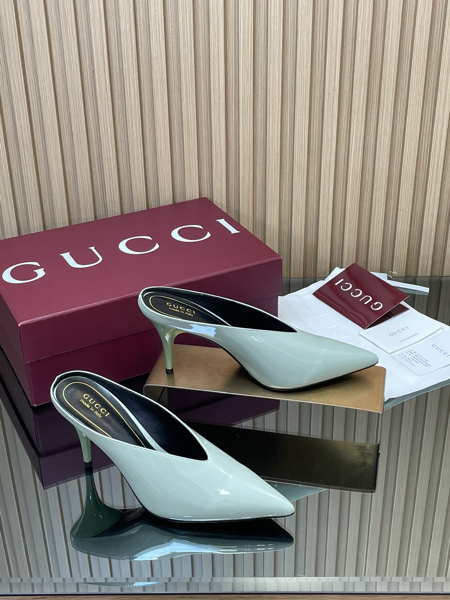 NO:614294,New Gucci 2025 latest autumn and winter new styles [Special offer] Gucci purchasing grade V-shaped patent leather high heels, shallow mouth sexy fashion single shoes, pointed toe Mule slippers, G's counter latest pointed toe stiletto original purchase 1:1 top replica!  The material and craftsmanship are the same as the Y version. They are quite textured and can be compared. There is no difference. These women's stiletto pumps are made of glossy patent leather and are equipped with a pointed toe design to interpret the feminine temperament with a free attitude. The simple and fashionable corridor shape highlights the contemporary sophistication and cleverly combines retro style and modern elegance. Fabric, imported soft cow patent leather lining, imported sheepskin lining. Heel height, 8.5 cm outsole, Italian genuine leather bottom. Size, 35-40, (40)  4142 Customized, non-returnable) Full set of original packaging!  ,semi-high heels,gucci,gucci,gucci,high heels,slippers,sheepskin19860909上新啦古驰2025最新秋冬新款【特推特惠】Gucci代购级别V字口漆皮高跟鞋浅口性感时尚单鞋尖头穆勒拖鞋 G家专柜最新尖头细跟原版购入1:1顶级复刻！材质工艺和Y版一致 相当有质感 可以对比下 无差距 这款女士细跟浅口鞋采用光泽感漆皮匠心打造,搭配尖头设计,以自由姿态诠释柔美气质.简约时尚的廊形彰显当代精致感,巧妙融合复古格调与现代优雅 面料,进口软牛漆皮 内里,进口羊皮里 跟高,8.5 cm 大底,意大利真皮底 码数,35-40,（40 4142订做不退换） 全套原版包装！,半拖高跟鞋,gucci,gucci,gucci,high heels,slippers,sheepskin,Women's Shoes