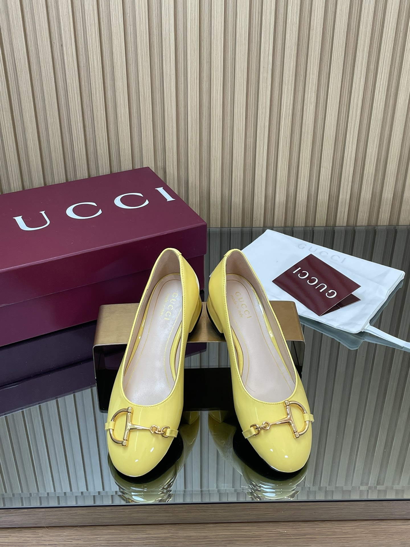 NO:593998,GuCC high-end boutique 2025 early autumn series new big D half horse bit flat shoes new small round toe shoes exquisite and elegant fashionable flat shoes high-quality Kochi college style loafers Authentic original quality! Every detail is carefully crafted and can be compared with ZG, no second quality!  These flat shoes are made of glossy patent leather and reinterpret the classic corridor shape with the brand's iconic elements. The gold-toned half-horsebit detail adds elegance and pays homage to the brand's Mawei heritage through contemporary vision. The fabric is original custom-made imported patent leather. The hardware is molded by a large factory in Dongguan. Large D half-horsebit. Inner/foot pads. High-end custom sheepskin lining. Heel height 2.5 cm. Outsole Italian leather sole. Size 35-42 (40 41)  42 customized, non-returnable) ●Italian creation, full set of red high-end original packaging, single shoes, gucci, loafers, flats, sheepskin19860909GuCC高端精品 2025早秋系列新品大D半马衔扣平底鞋新款小圆头单鞋精致优雅时尚平底鞋高质感高知学院风乐福鞋 原汁原味原单品质!每个细节皆经过精心细致打造,可与ZG对比如一,无二品质！ 这款平底鞋采用光泽感漆皮匠心打造,以品牌标志性元素焕新诠释经典廊形.金色调半马衔扣细节增添雅致风范,透过当代视觉致敬品牌马未传承 面料原版定制进口漆皮 五金东莞大厂开模大D半马衔扣 内里／垫脚高端定制羊皮里 跟高2.5 cm 大底意大利真皮底 尺码35-42（40 41 42定做,不退换） ●意大利创作 红色全套高档原包装,单鞋,gucci,loafers,flats,sheepskin,Women's Shoes