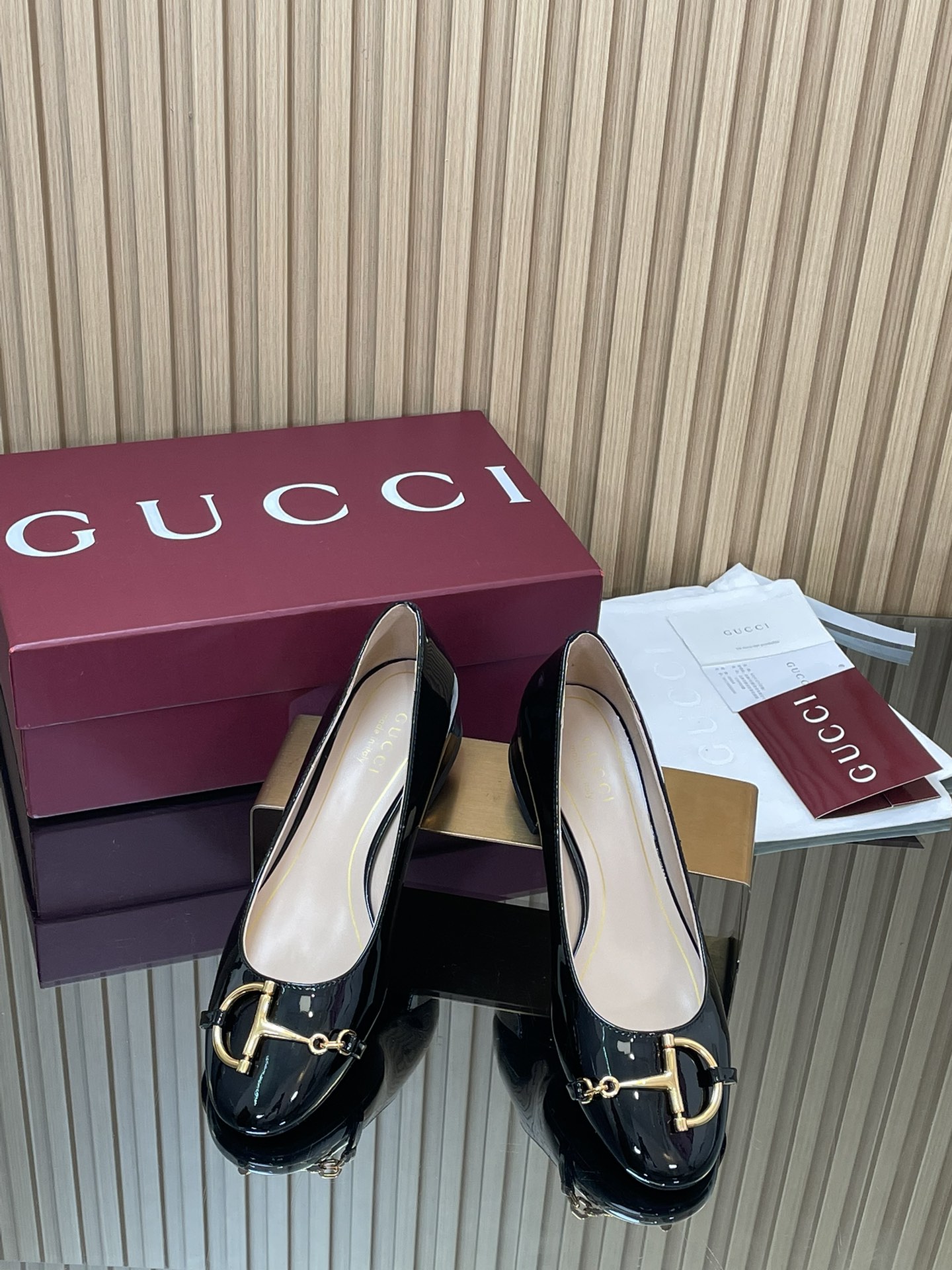 NO:594015,GuCC high-end boutique 2025 early autumn series new big D half horse bit flat shoes new small round toe shoes exquisite and elegant fashionable flat shoes high-quality Kochi college style loafers Authentic original quality! Every detail is carefully crafted and can be compared with ZG, no second quality!  These flat shoes are made of glossy patent leather and reinterpret the classic corridor shape with the brand's iconic elements. The gold-toned half-horsebit detail adds elegance and pays homage to the brand's Mawei heritage through contemporary vision. The fabric is original custom-made imported patent leather. The hardware is molded by a large D factory in Dongguan. The large D half-horsebit buckle. The inner lining/foot pads are high-end customized sheepskin lining. The heel height is 2.5 cm. The outsole is made of Italian genuine leather. Size 35-42 (40 41)  42 customized, non-returnable) ●Italian creation, full set of red high-end original packaging, single shoes, gucci, loafers, flats, sheepskin19860909GuCC高端精品 2025早秋系列新品大D半马衔扣平底鞋新款小圆头单鞋精致优雅时尚平底鞋高质感高知学院风乐福鞋 原汁原味原单品质!每个细节皆经过精心细致打造,可与ZG对比如一,无二品质！ 这款平底鞋采用光泽感漆皮匠心打造,以品牌标志性元素焕新诠释经典廊形.金色调半马衔扣细节增添雅致风范,透过当代视觉致敬品牌马未传承 面料原版定制进口漆皮 五金东莞大厂开模大D半马衔扣 内里／垫脚高端定制羊皮里 跟高2.5 cm 大底意大利真皮底 尺码35-42（40 41 42定做,不退换） ●意大利创作 红色全套高档原包装,单鞋,gucci,loafers,flats,sheepskin,Women's Shoes