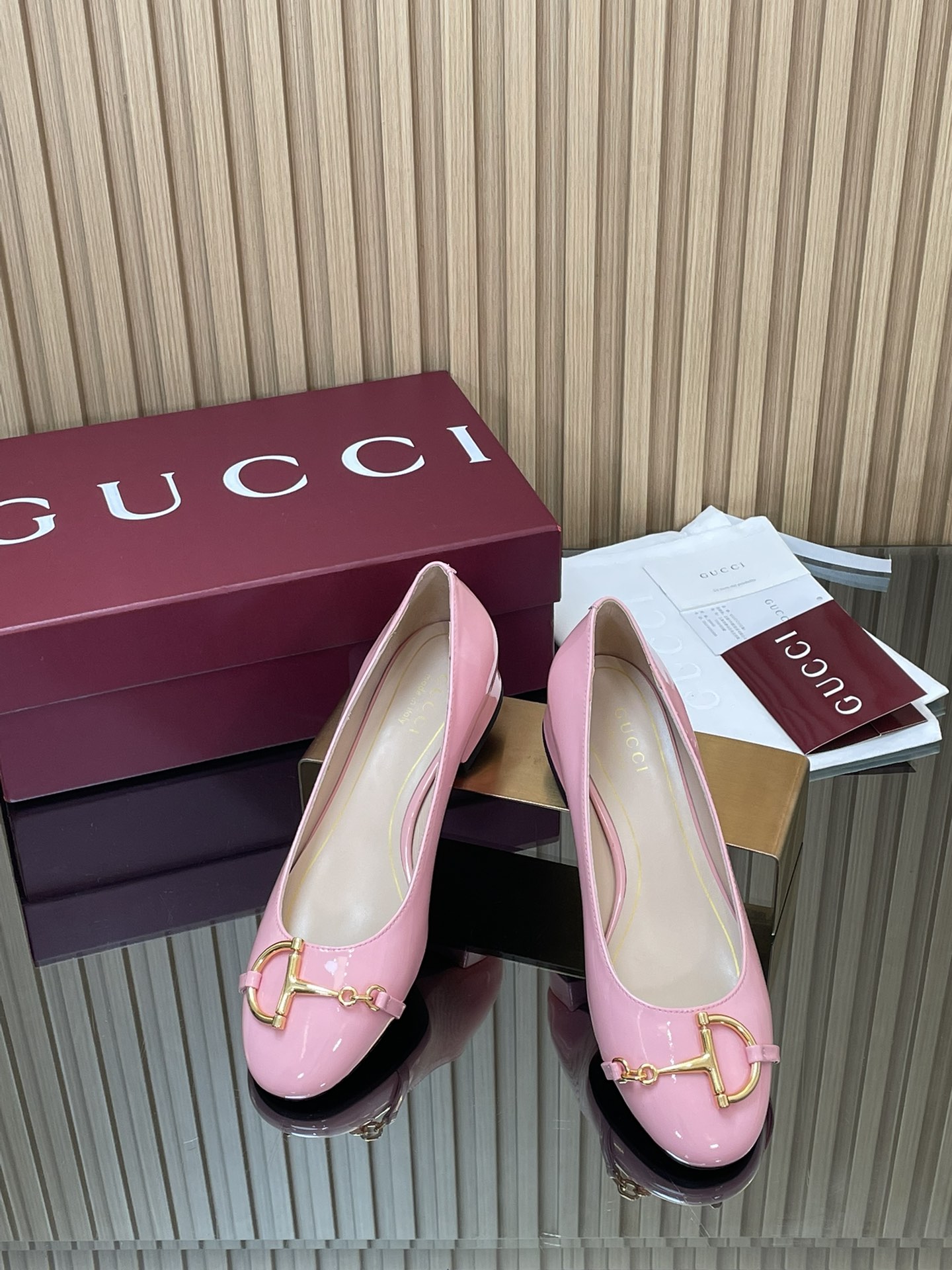 NO:593992,GuCC high-end boutique 2025 early autumn series new big D half horse bit flat shoes new small round toe shoes exquisite and elegant fashionable flat shoes high-quality Kochi college style loafers Authentic original quality! Every detail is carefully crafted and can be compared with ZG, no second quality!  These flat shoes are made of glossy patent leather and reinterpret the classic corridor shape with the brand's iconic elements. The gold-toned half-horsebit detail adds elegance and pays homage to the brand's Mawei heritage through contemporary vision. The fabric is original custom-made imported patent leather. The hardware is molded by a large factory in Dongguan. Large D half-horsebit. Inner/foot pads. High-end custom sheepskin lining. Heel height 2.5 cm. Outsole Italian leather sole. Size 35-42 (40 41)  42 customized, non-returnable) ●Italian creation, full set of red high-end original packaging, single shoes, gucci, loafers, flats, sheepskin19860909GuCC高端精品 2025早秋系列新品大D半马衔扣平底鞋新款小圆头单鞋精致优雅时尚平底鞋高质感高知学院风乐福鞋 原汁原味原单品质!每个细节皆经过精心细致打造,可与ZG对比如一,无二品质！ 这款平底鞋采用光泽感漆皮匠心打造,以品牌标志性元素焕新诠释经典廊形.金色调半马衔扣细节增添雅致风范,透过当代视觉致敬品牌马未传承 面料原版定制进口漆皮 五金东莞大厂开模大D半马衔扣 内里／垫脚高端定制羊皮里 跟高2.5 cm 大底意大利真皮底 尺码35-42（40 41 42定做,不退换） ●意大利创作 红色全套高档原包装,单鞋,gucci,loafers,flats,sheepskin,Women's Shoes