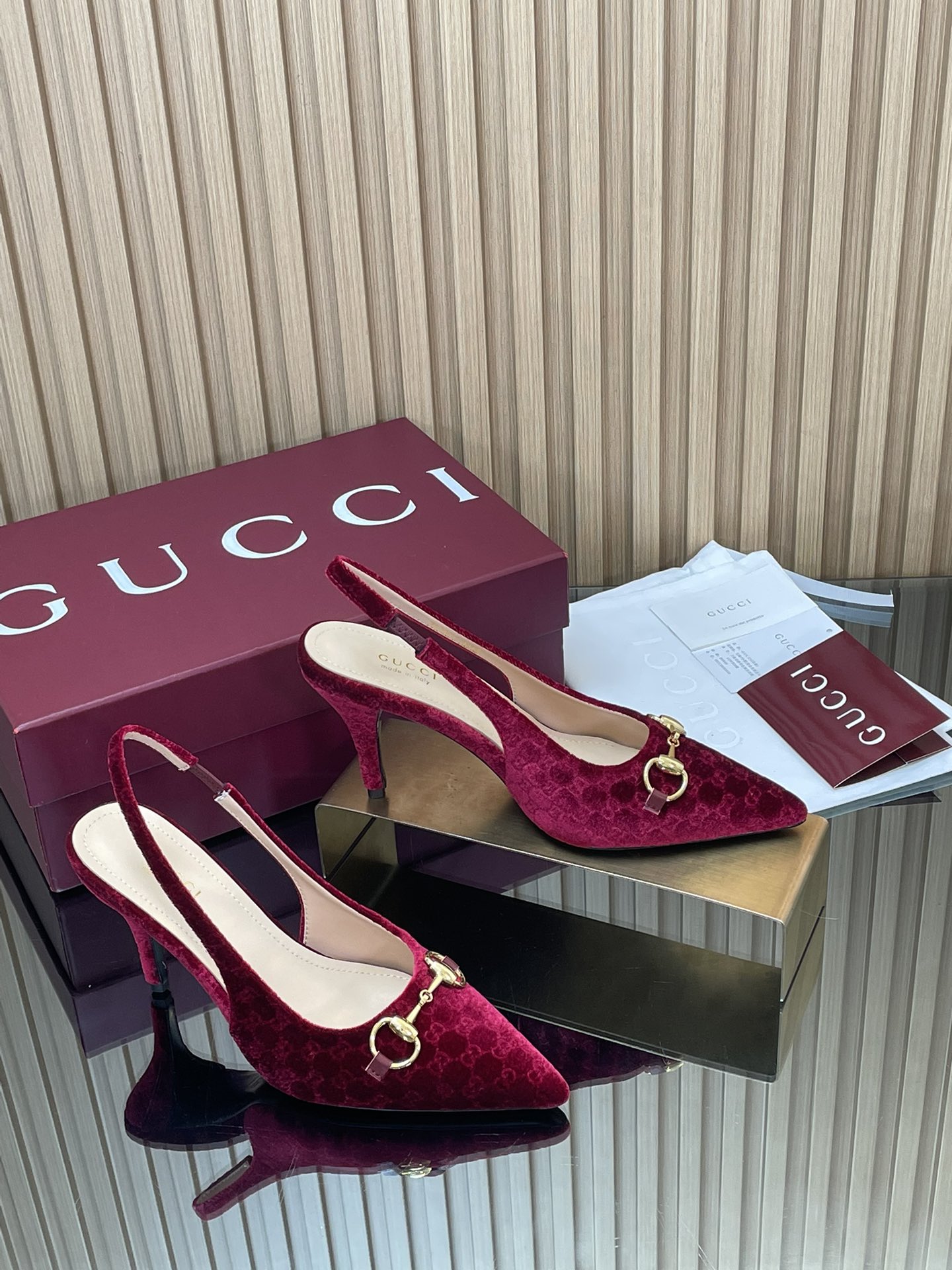 NO:630114,2025 Early Autumn G family's new GUcc horsebit back strap slingback shallow stiletto heel high heel pointed toe sandals imported silky G G gold velvet sandals Top version, welcome to compare. Original 1:1 replica Please pay attention to our authenticity guarantee Upper imported high-grade G G embroidered gold velvet Lining/foot pads full-grain high-grade lambskin Sole Italian top genuine leather sole Heel height 8.5cm 4.5 cm  Matching codes 35-42 (41/40/42 are custom-made and non-returnable). Original full set of red packaging. Gucci creative director launches elegant slingback slingback pumps, made of imported silky G  Crafted from G velvet, the recognizable brand element gold horsebit adds a dazzling embellishment to the center of the shoes. The neat pointed toe design reinterprets the classic gallery shape. The elastic straps and low heels complement each other to create a comfortable and fitting version. High heels and sandals, gucci, gucci, sandals, high heels, sheepskin198609092025早秋G家新款GUcc马衔扣后系带露跟浅口细跟高跟尖头凉鞋进口丝滑G G金丝天鹅绒凉鞋  顶级版本、欢迎比对. 原版1:1复刻 注意请认准咱家正品保证 鞋面进口高档G G剌绣金丝天鹅绒 内里/垫脚全粒纹高档小羊皮 鞋底意大利顶级真皮底 跟高8.5cm 4.5 cm 配码35-42（41/40/42定做不退换） 包装原版全套红色包装 Gucci创作总监推出优雅露跟后系带浅口鞋,选用进口柔滑G G天鹅绒匠心制作,颇具辨识感的品牌元素金色马衔扣为鞋履中央增添亮眼点缀,搭配利落尖头设计焕新诠释经典廊形,松紧绑带和低跟相辅相成,造就舒适贴合的版型,高跟鞋凉鞋,gucci,gucci,sandals,high heels,sheepskin,Women's Shoes