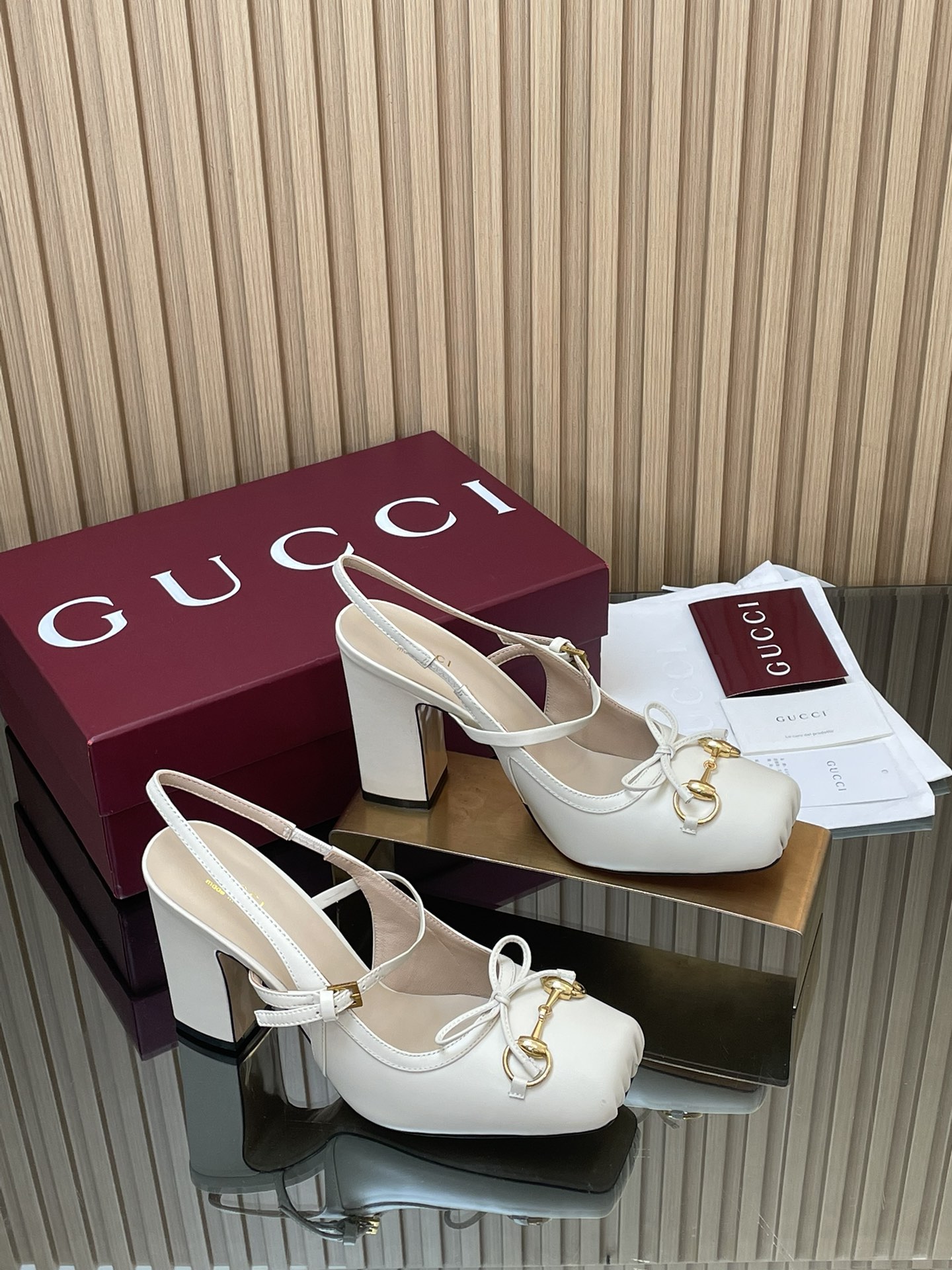 NO:594014,GuCC high-end boutique 2025 overseas early autumn Gucci Horsebit series new high-heeled square toe new ballet shoes horsebit new small square toe mule shoes classic exquisite elegant bow pumps high-quality back lace-up back empty shoes Authentic original single quality! Every detail is carefully crafted and can be compared with ZG, no second quality!  For the 2025 autumn and winter series, these horsebit slingback pumps feature a square toe design with elegant bow details, paying homage to the traditional ballet shoe shape. This item is made with leather craftsmanship and is embellished with light gold accessories. The sacchetto structure ensures excellent comfort. The fabric is original custom-made imported sheepskin. The hardware is molded with a horsebit buckle from a large hardware factory in Dongguan. The lining/feet is made of high-end custom sheepskin lining. Heel heights are 6.5 and 9.5 cm. Outsole is made of Italian genuine leather.  Sizes 35-41 (40 41 42 customized, non-returnable) ●Italian creation, red full set of high-end original packaging, high heels and sandals, gucci, sandals, high heels, sheepskin19860909GuCC高端精品 2025海外早秋Gucci Horsebit系列新品高跟方形方头新式芭蕾鞋马衔扣新款小方头穆勒鞋经典精致优雅蝴蝶结浅口鞋高质感后系带后空鞋 原汁原味原单品质!每个细节皆经过精心细致打造,可与ZG对比如一,无二品质！ 2025秋冬系列,这款马衔扣后系带浅口鞋选用方形收口鞋头设计,搭配雅致的蝴蝶结细节,致敬传统芭蕾舞鞋型,这款单品以皮革匠心打造,缀饰浅金色掉配件,sacchetto构造确保出色的舒适感 面料原版定制进口羊皮 五金东莞大厂开模马衔扣 内里／垫脚高端定制羊皮里 跟高6.5和9.5 cm 大底意大利真皮底 尺码35-41（40 41 42定做,不退换） ●意大利创作 红色全套高档原包装,高跟鞋凉鞋,gucci,sandals,high heels,sheepskin,Women's Shoes