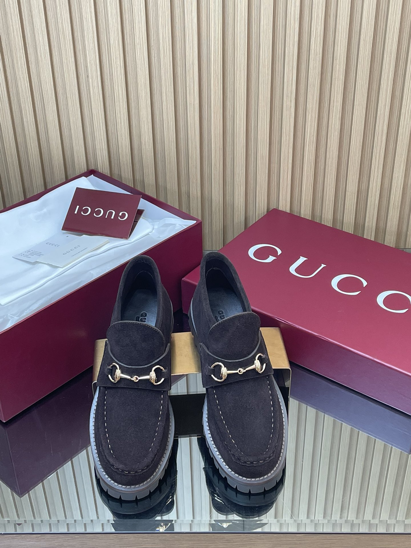 NO:578430,[Thin-soled women's model] Dark brown same color lining, 2025 new upgrade, the latest GUCCI horsebit thick-soled ankle boots, autumn and winter sprint main model, Gaobang Lok Fu shoes, running volume, special benefit price, no negotiation!  Thick-soled shoes are very popular these days, and are sold out in counters all over the place!  Just because I look so thin!  The Y version is the same!  The fabric is imported suede, mercerized cow suede and delicate, full of retro feel, with G's iconic copper horsebit. The inner lining/foot pads are original custom-made imported silk cowhide lining. The outsole is a rubber high-toughness sole developed from a 1:1 mold. The genuine leather welt on the shoe edge is absolutely not heavy and will never collapse. All materials and processes are consistent with the Y version. Size 35-42 standard code 404142 custom-made. Heel height 1.5CM. Red high-end packaging at the packaging counter.  These horsebit bare boots adopt a classic loafer silhouette, combining archival design with modern essence. This boot adopts a unique thin and narrow silhouette and is crafted from suede material to pay tribute to the brand's design heritage. Loafers, fur shoes, gucci, gucci, loafers, boots, cowhide19860909【薄底女款】深棕同面色内里2025全新升级最新GUCCI马衔扣厚底踝靴秋冬冲刺主推款高邦乐福鞋跑量特惠福利价不议价！ 各地专柜纷纷卖断货的一款 厚底单鞋最近都很火爆！就是因为好显瘦！Y版一致！ 面料进口绒面丝光牛反绒细腻 复古感十足,搭配G家标志性的铜制马衔扣 内里/垫脚原版定制进口丝绸牛皮里 大底1:1模具开发的橡胶高韧性鞋底 ,鞋边真皮沿条 绝对不死沉死硬,也绝不坍塌 所有的材质和工艺,与Y版一致 尺码35-42标准码 404142定做 跟高1.5CM 包装专柜红色高端包装 这款马衔扣裸靴,采用经典乐福鞋版型,将典藏设计与现代精髓合而为一.这款靴子采用特有的瘦窄版型,以绒面材质匠心打造,意在致敬品牌设计传承,乐福鞋毛毛鞋,gucci,gucci,loafers,boots,cowhide,Women's Shoes