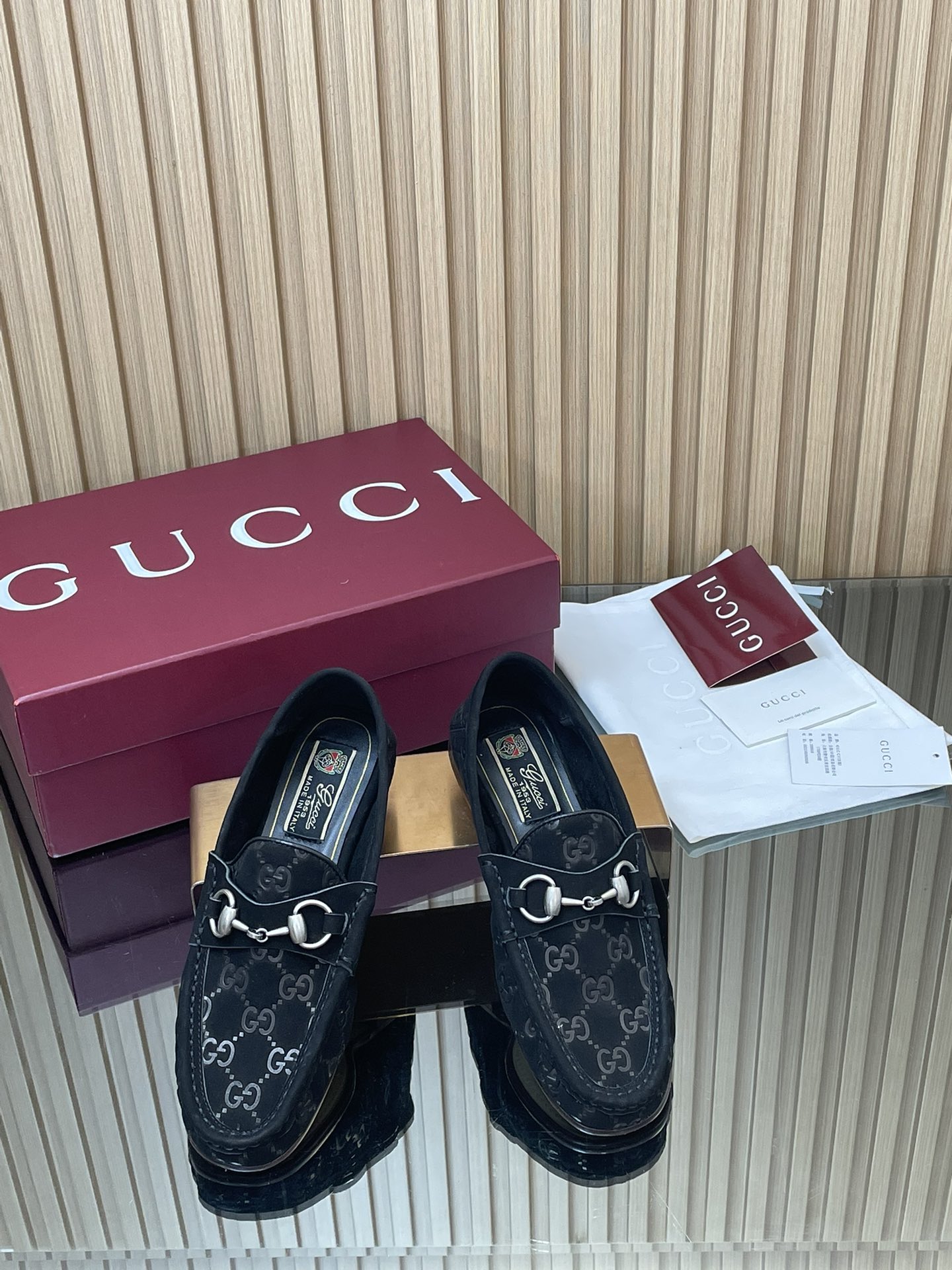 NO:614239,[Women's Style] 2025 Early Autumn Newest GUCCI Horsebit Heel 2-Wear Single Shoes G G Embossed Leather Loafers Casual Driving Shoes Special Offer Fabric Imported G G Embossed Suede Mercerized Cow Suede Cowhide Delicate and Full of Retro Feeling, with G's iconic horsebit Lining/foot pad Original custom imported silk cowhide lining Outsole 1:1 custom A-grade handmade Italian leather sole All materials and processes are consistent with the Y version  Size 35-42 standard size 404142 customized high heel flat heel packaging counter red high-end packaging This loafer is made of soft and exquisite G G embossed cowhide  Crafted from deerskin, it adds another eye-catching masterpiece to the brand's classic shoes. This lightweight material can be flexed flexibly to fit your feet, bringing you a premium and comfortable foot feel. It is cleverly integrated into the classic horsebit accessories to pay tribute to Gucci's deep equestrian heritage. Loafers, gucci, gucci, loafers, cowhide19860909【女款】2025早秋最新GUCCI马衔扣踩跟2穿单鞋G G压纹皮乐福鞋休闲驾车开车便鞋特惠 面料进口G G压纹绒面丝光牛反绒 牛皮 细腻 复古感十足,搭配G家标志性的马衔扣 内里/垫脚原版定制进口丝绸牛皮里 大底1:1定制A级手工制作意大利皮底 所有的材质和工艺,与Y版一致 尺码35-42标准码 404142定做 跟高平跟 包装专柜红色高端包装 这款乐福鞋以柔软精致的G G压纹牛皮 鹿皮匠心打造,为品牌经典鞋款再添亮眼力作.这种轻质材料可贴合双足灵活弯折,带来上乘舒适脚感.巧妙融入经典马衔扣配件,向Gucci积淀深厚的马术传承致敬,乐福鞋,gucci,gucci,loafers,cowhide,Women's Shoes