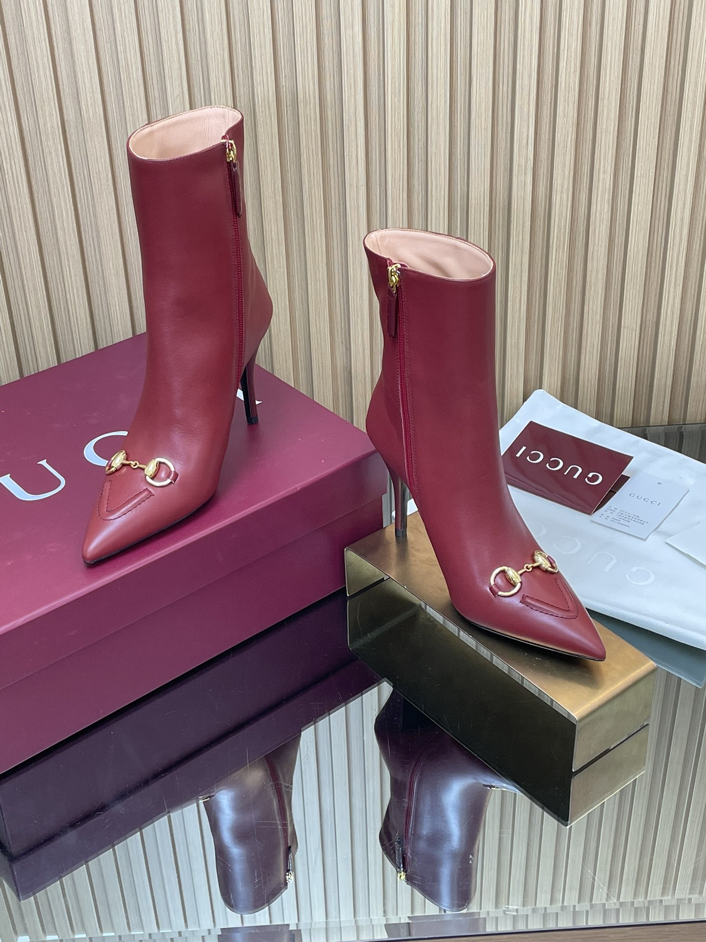 NO:593951,2025 autumn and winter G family's new GUcc horsebit high-heeled short boots, pointed toe ankle boots and bare boots. Top version, welcome to compare. Original 1:1 replica. Note that many of the items on the market are incorrect. Please look for our authenticity guarantee. Full-grained high-grade calfskin upper, G G old calfskin. Lining/foot pads, full-grained high-grade lambskin. Sole, Italian top genuine leather sole. Heel height 10.cm.  Matching sizes 35-42 (41/40/42 are custom-made and non-refundable). Original full set of Ankola burgundy. New packaging. The creative director of Gucci launches new pointed horsebit ankle shoes and boots. It is a commitment to gender equality and advocating female empowerment. The pointed toe gallery is embellished with unique logo details, highlighting beauty, strength and free spirit. Boots, gucci, gucci, boots, cowhide, sheepskin198609092025秋冬G家新款GUcc马衔扣高跟短靴尖头及踝靴裸靴  顶级版本、欢迎比对. 原版1:1复刻 注意市面通货内里很多都不对版哦请认准咱家正品保证 鞋面全粒纹高档小牛皮 G G老花布 内里/垫脚全粒纹高档小羊皮 鞋底意大利顶级真皮底 跟高10.cm 配码35-42（41/40/42定做不退换） 包装原版全套安可拉酒红新包装 Gucci创作总监推出全新尖头马衔扣及踝鞋靴,对于性别平等和倡导女性赋权的承诺,尖头廊形缀饰别致标志细节,彰显美丽,力量和自由精神,靴子,gucci,gucci,boots,cowhide,sheepskin,Women's Shoes