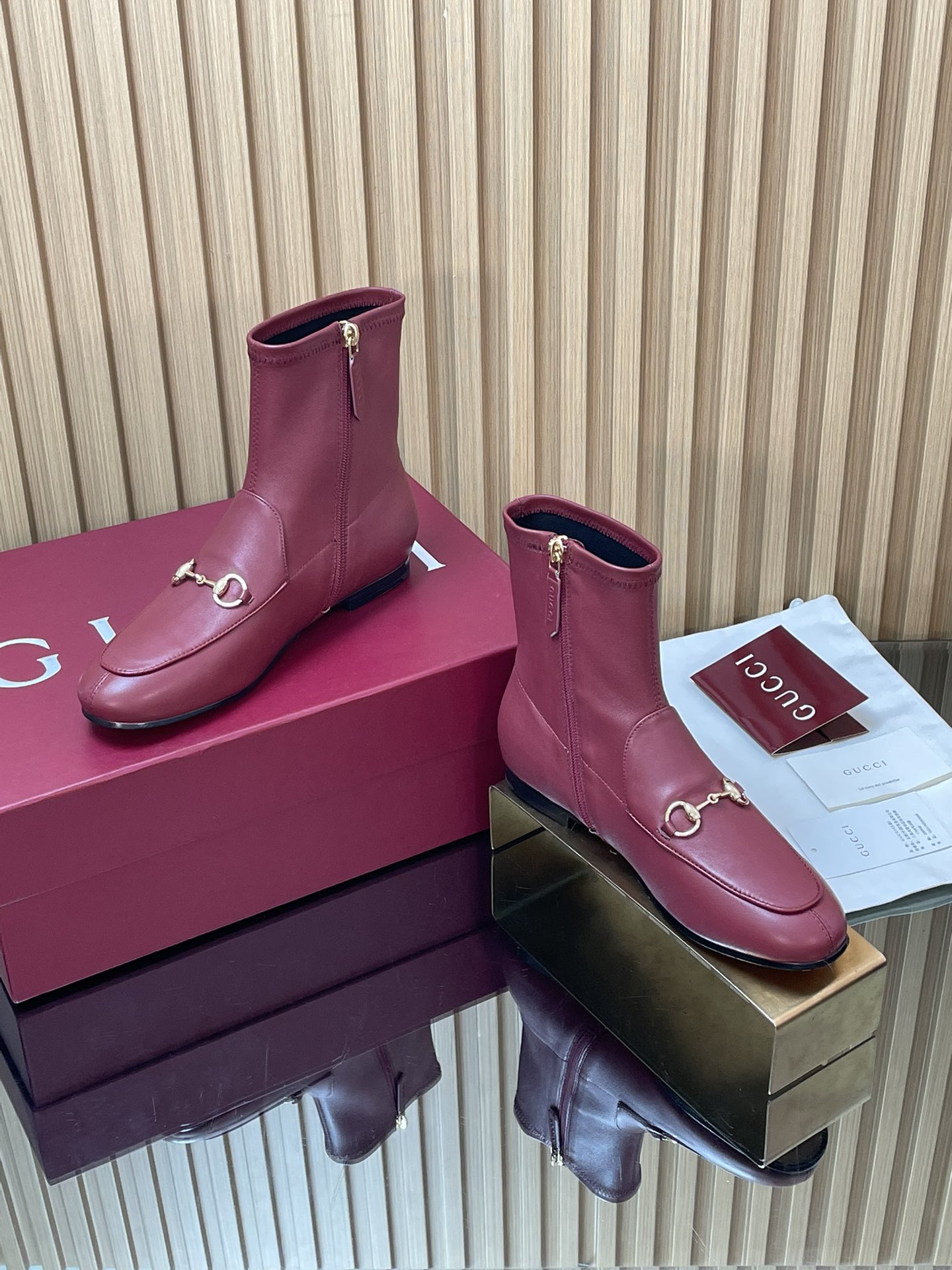 NO:614261,GuCCl high-end boutique, 2025 autumn and winter new horsebit elastic boots, mid-calf boots, classic loafers, ankle boots, catwalk new style, original style and original quality! Every detail has been carefully crafted and can be compared with ZG, the quality is the same!  Original fabric, custom-made imported calf + elastic ancient soft sheepskin, Dongguan Dachang mold-opening hardware horsebit, lining/foot pads, high-end custom sheepskin lining, outsole, Italian genuine leather, size 35-42 (40, 41, 42, customized, non-returnable), full set of original high-end packaging!  These riding boots are made of leather, cleverly using design elements such as square toes and loafers to create a fashionable retro style. The horsebit details on the elongated slim legs are reminiscent of the brand's equestrian roots. Women's side zipper closure Elastic leather craftsmanship at the barrel ●Horsebit details. Flat heel ●Italian creation Anchor burgundy full set of high-end original packaging, boots, gucci, loafers, boots, sheepskin19860909GuCCl高端精品,2025秋冬新款马衔扣弹力靴中筒靴经典乐福鞋踝靴走秀新款原汁原味原单品质!每个细节皆经过精心细致打造,可与ZG对比如一,无二品质！ 面料原版定制进口小牛+弹力古软羊皮  东莞大厂开模五金马衔扣 内里／垫脚高端定制羊皮里 大底意大利真皮底 尺码35-42（40 41 42定做,不退换） 全套原板高端包装！ 这款马靴采用皮革制作,巧妙运用方形鞋头和乐福鞋型等设计元素演绎时尚复古风范.拉长细腿收腿瘦腿典藏的马衔扣细节令人联想起品牌的马术本源. 女款 侧边拉链开合 筒口弹力皮工艺 ●马衔扣细节. 平跟●意大利创作 安可拉酒红全套高档原包装,靴子,gucci,loafers,boots,sheepskin,Women's Shoes