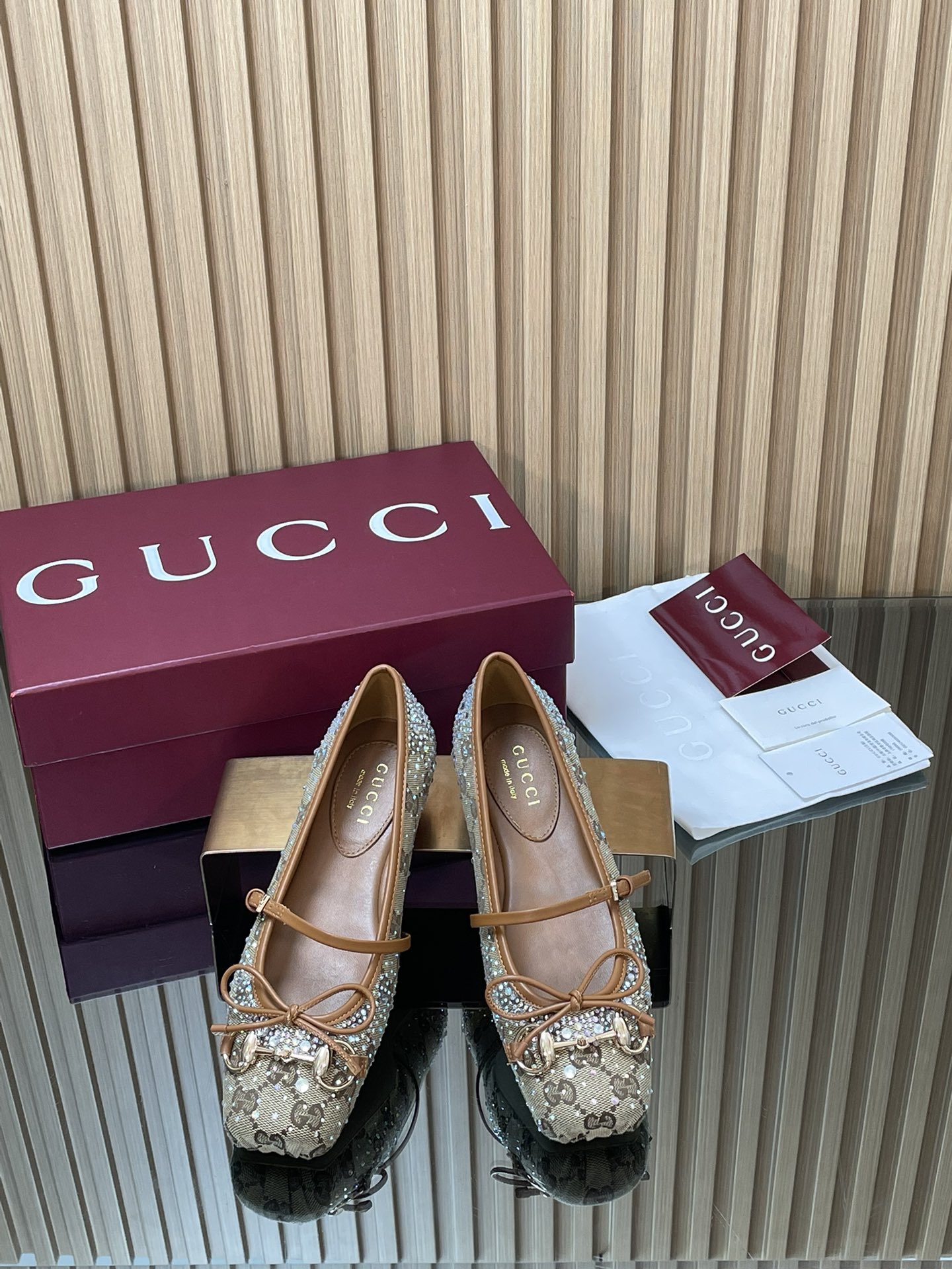 NO:630135,GuCC high-end boutique 2025 early autumn series new flat-soled G G crystal diamond ballet shoes sparkling and shiny horsebit new small square-toe shoes classic exquisite elegant playful fashionable flat shoes high-quality sweet college style slip-ons Authentic original single quality! Every detail has been carefully crafted and can be compared with ZG, no second quality!  The iconic horsebit flat ballet shoes from the 2025 autumn and winter series feature a square toe and elegant bow details, paying homage to the traditional ballet shoe style. This item is crafted from G G canvas, hand-embellished with multi-faceted colorful crystal diamonds, embellished with a light gold horsebit buckle, and equipped with a soft padded inner sole, creating a high-end, luxurious and comfortable wearing experience. The fabric is originally customized and imported from G G presbyopic canvas + colorful rhinestones. Hardware is molded in rivets from Dongguan factory.  Horsebit lining/foot pads, high-end custom silk/sheepskin lining, high flat sole, outsole, Italian genuine leather sole, sizes 35-41 (40, 41, 42 customized, non-returnable), full set of original high-end packaging!  ●Created in Italy, a full set of high-end Ankora burgundy original packaging, ballet shoes, gucci, flats, sheepskin, real silk19860909GuCC高端精品 2025早秋系列新品平底G G水晶钻芭蕾鞋闪闪发光发亮马衔扣新款小方头单鞋经典精致优雅俏皮时髦平底鞋高质感甜美学院风便鞋 原汁原味原单品质!每个细节皆经过精心细致打造,可与ZG对比如一,无二品质！ 2025秋冬系列这款标志性马衔扣平底芭蕾舞鞋采用方形鞋头,搭配雅致的蝴蝶结细节,向传统芭蕾舞鞋款型致敬,这款单品采用G G帆布匠心打造,手工镶烫多刻面幻彩水晶钻,缀饰浅金马衔扣,配以柔软加衬套包内底,打造出高级奢华舒适穿着体验 面料原版定制进口G G老花帆布+幻彩水钻 五金东莞大厂开模铆钉 马衔扣 内里／垫脚高端定制真丝/羊皮里 跟高平底 大底意大利真皮底 尺码35-41（40 41 42定做,不退换） 全套原板高端包装！ ●意大利创作 安可拉酒红全套高档原包装,芭蕾舞鞋,gucci,flats,sheepskin,real silk,Women's Shoes