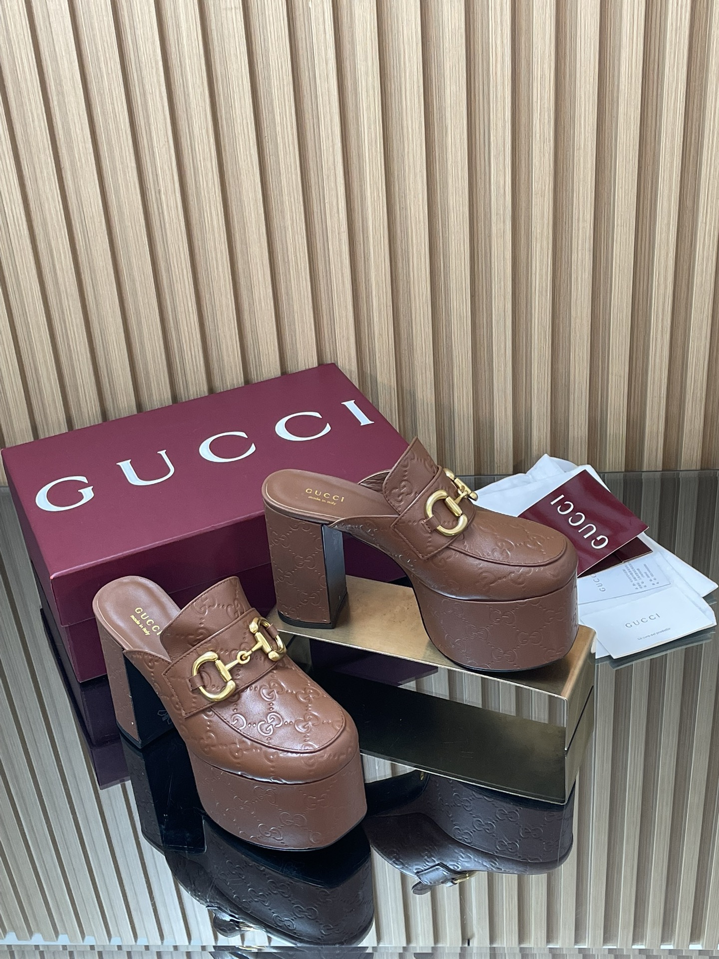 NO:614236,Gucci/Gucci 2025 autumn new product embossed leather G G stripe printed waterproof platform saddle buckle horsebit thick-soled mule shoes Hentian Gao Loft slippers high-heeled thick-soled waterproof platform single shoes, a must-have for the shoe cabinet original cover last high-end quality  Gucci's new series ingeniously presents horsebit accessories, highlighting the brand's equestrian heritage. These women's mules are designed with thick-soled high heels to create a stable and comfortable wearing experience. Light gold-tone accessories [made with heavy craftsmanship, upper leather wrapped ABs heel + Pu water platform, fully hand-processed] Fabric imported calfskin Original 1:1 custom hardware Lining Sheepskin foot pad Italian genuine leather outsole Heel height 10.5 cm back heel Front waterproof platform 5cm  Size 35-41 (order 404142) Packaging complete set of Ancora burgundy original high-end packaging Italian creation, half-slip high heels, gucci, loafers, high heels, slippers, cowhide, sheepskin, Leather soles19860909Gucci/古奇2025秋季新品压花皮G G 条纹印刷防水台马鞍扣 马衔扣 厚底穆勒鞋恨天高乐福拖鞋高跟厚底防水台单鞋,鞋柜必备款 原版套楦 高端品质 Gucci全新系列匠心呈献马衔扣配件,彰显品牌马术传承.这款女士穆勒鞋采用厚底高跟设计,打造稳固而舒适的穿着体验,浅金色调配件【重工艺匠心制作,鞋面皮包裹ABs后跟+ Pu水台,全手工处理】 面料进口小牛皮 原版1:1定制五金 内里 羊皮垫脚  大底意大利真皮大底 跟高后高跟10.5 cm 前防水台5cm 码数35-41（404142订） 包装全套安可拉酒红原版高端包装 意大利创作,半拖高跟鞋,gucci,loafers,high heels,slippers,cowhide,sheepskin,Leather soles,Women's Shoes