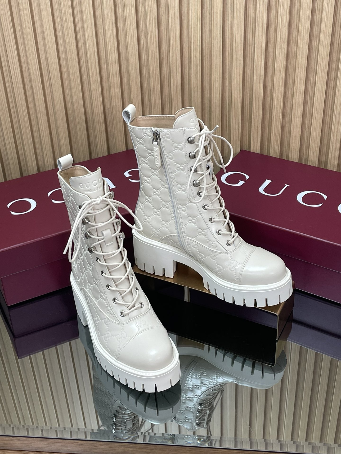NO:614231,Autumn and winter GuCc*Gucci ss new double G embossed lace-up mountaineering Martin boots women's knight ankle boots top quality!  Fabric imported ancient soft G G embossed cowhide, lining/foot pads, original customized cowhide lining, outsole, original open mold groove mold outsole, heel height 6 cm, front sole 3.5 cm, size 35-42 (404142 customization is not returnable)  This ankle boot adopts a thick-soled structure, combined with a distinctive grooved sole, which not only provides stable support, but also gives the entire shoe a modern and refined style. The lace-up style is reminiscent of hiking and mountaineering styles. It is carefully crafted with the iconic double G embossed leather to highlight the brand's timeless and elegant aesthetic style. Boots, gucci, boots, cowhide19860909秋冬GuCc*古奇ss新款双G压纹系带登山马丁靴 女士骑士踝靴顶级品质！ 面料进口古软G G压纹牛皮 内里/垫脚原版定制牛皮里 大底原版开模沟纹模具大底 后跟高6 cm,前鞋底3.5 cm 尺码35-42（404142定制不退换） 这款踝靴采用厚底结构,结合个性十足的沟纹鞋底,提供稳固支撑的同时,更赋予整个鞋型现代精致格调系带风格不禁令人想起徙步登山造型,搭配标志性双G压纹皮精心制作,彰显品牌隽永优雅的美学风格,靴子,gucci,boots,cowhide,Women's Shoes