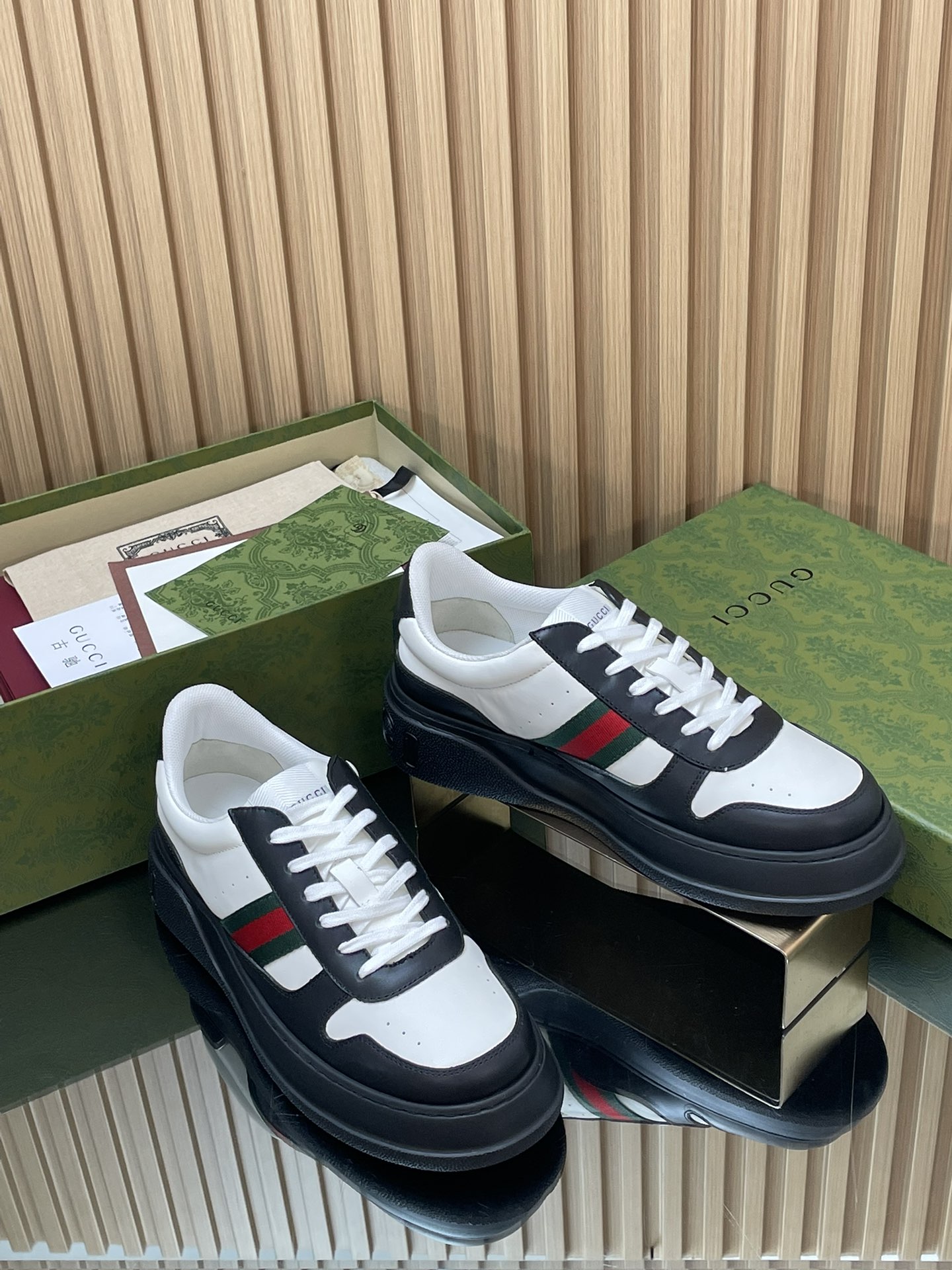 NO:594027,[Men's Style] New autumn and winter Gucci thick-soled biscuit shoes for men, casual shoes with green, red and green webbing. Couple style sneakers. Couple's original customized 1:1 replica. The highest version can be compared with GZ without any difference. Upper: imported calfskin + brand logo webbing. Inner water-dyed sheepskin, foot pad cowhide!  Outsole 1:1 original molded ultra-light material wear-resistant sole Men's size 39-45 (39, 45 customized non-returnable) Packaging counter aviation outer box full set of packaging  This autumn and winter series of sports shoes adopts a thick-soled structure and cleverly uses three elements: gallery design, color matching and material to highlight the retro style. This shoe is made of leather with red and green webbing details, and the rubber thick-soled design adds exquisite charm yyds, casual shoes/sneakers, gucci, sneakers, cowhide, sheepskin19860909【男款】秋冬新款Gucci厚底饼干鞋男绿红绿织带休闲鞋 情侣款运动鞋情侣原版定制1:1复刻代购级最高版本可与GZ对比无差别 鞋面:进口小牛皮+品牌标志织带 内里水染羊皮,垫脚牛皮！ 大底1:1原版开模超轻料耐磨底 尺码男款39-45（39,45定制不退换） 包装专柜航空外箱全套包装 这款秋冬系列运动鞋采用厚底结构,巧妙运用廊形设计,配色和材质三种元素,彰显复古风范,这款鞋履选用皮革搭配红绿织带细节,配橡胶厚底设计更添精致魅力yyds,休闲鞋/运动鞋,gucci,sneakers,cowhide,sheepskin,Women's Shoes