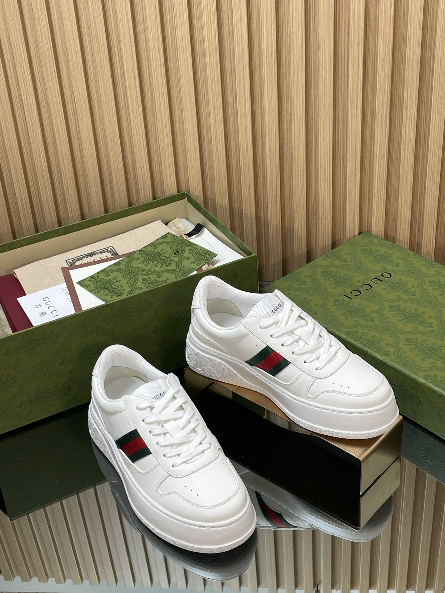 NO:594029,[Couple model for men and women] New autumn and winter Gucci thick-soled biscuit shoes for men, casual shoes with green, red and green webbing. Couple style sneakers, original customization for couples, 1:1 replica. The highest version can be compared with GZ without any difference. Upper: imported calfskin + brand logo webbing, lining water-dyed sheepskin, foot pad cowhide!  Outsole 1:1 original molded ultra-light material wear-resistant sole. Sizes for men and women 35-45 (men's 39, 45, women's 4041 customization is not returnable). Packaging counter aviation outer box complete packaging  This autumn and winter series of sports shoes adopts a thick-soled structure and cleverly uses three elements: gallery design, color matching and material to highlight the retro style. This shoe is made of leather with red and green webbing details, and the rubber thick-soled design adds exquisite charm yyds, casual shoes/sneakers, gucci, sneakers, cowhide, sheepskin19860909【男女情侣款】秋冬新款Gucci厚底饼干鞋男绿红绿织带休闲鞋 情侣款运动鞋情侣原版定制1:1复刻代购级最高版本可与GZ对比无差别 鞋面:进口小牛皮+品牌标志织带 内里水染羊皮,垫脚牛皮！ 大底1:1原版开模超轻料耐磨底 尺码男女款35-45（男39,45,女4041定制不退换） 包装专柜航空外箱全套包装 这款秋冬系列运动鞋采用厚底结构,巧妙运用廊形设计,配色和材质三种元素,彰显复古风范,这款鞋履选用皮革搭配红绿织带细节,配橡胶厚底设计更添精致魅力yyds,休闲鞋/运动鞋,gucci,sneakers,cowhide,sheepskin,Women's Shoes