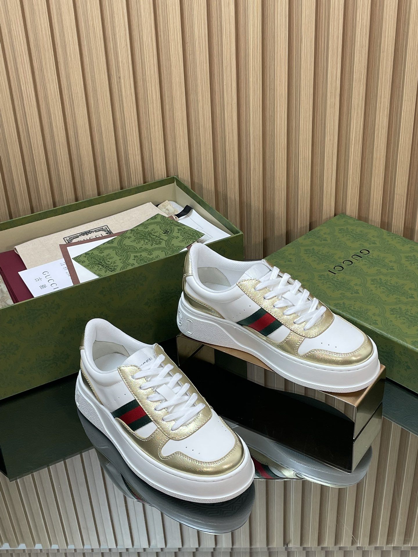 NO:594018,[Women's model] New autumn and winter Gucci thick-soled biscuit shoes for men, casual shoes with green, red and green webbing. Couple style sneakers. Couple's original customized 1:1 replica. The highest version can be compared with GZ. Upper: imported calfskin + brand logo webbing. Inner water-dyed sheepskin, foot pad cowhide!  Outsole 1:1 original molded ultra-light material wear-resistant sole Women's size 35-41 (4041 customized non-refundable) Packaging counter aviation outer box full set of packaging  This autumn and winter series of sports shoes adopts a thick-soled structure and cleverly uses three elements: gallery design, color matching and material to highlight the retro style. This shoe is made of leather with red and green webbing details, and the rubber thick-soled design adds exquisite charm yyds, casual shoes/sneakers, gucci, sneakers, cowhide, sheepskin19860909【女款】秋冬新款Gucci厚底饼干鞋男绿红绿织带休闲鞋 情侣款运动鞋情侣原版定制1:1复刻代购级最高版本可与GZ对比无差别 鞋面:进口小牛皮+品牌标志织带 内里水染羊皮,垫脚牛皮！ 大底1:1原版开模超轻料耐磨底 尺码女款35-41（4041定制不退换） 包装专柜航空外箱全套包装 这款秋冬系列运动鞋采用厚底结构,巧妙运用廊形设计,配色和材质三种元素,彰显复古风范,这款鞋履选用皮革搭配红绿织带细节,配橡胶厚底设计更添精致魅力yyds,休闲鞋/运动鞋,gucci,sneakers,cowhide,sheepskin,Women's Shoes