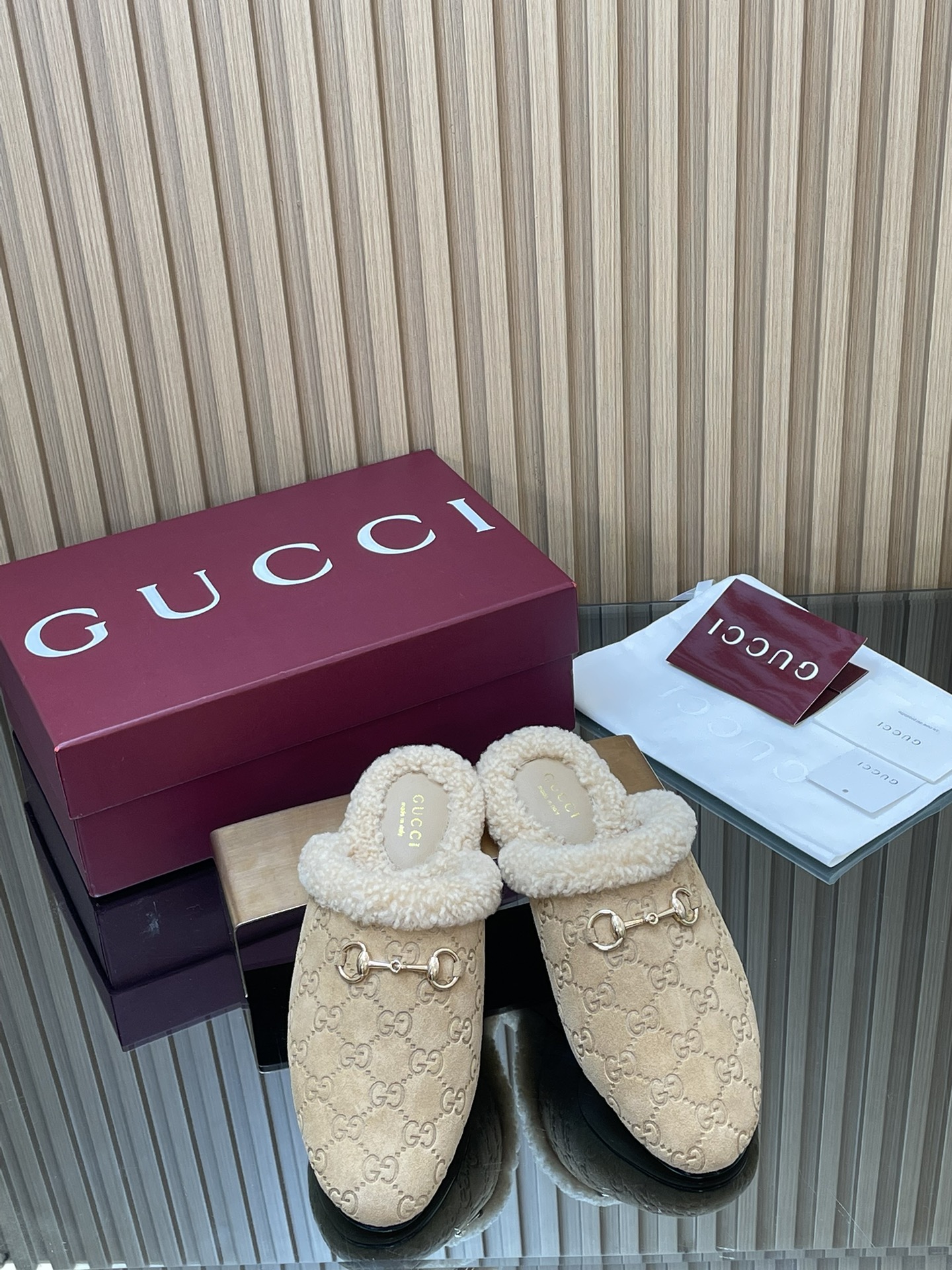 NO:594010,2025 autumn and winter series new Gucci mini double G G fur shoes Merino wool slippers New Muller fur slippers Purchasing agent level old money style casual slack lazy hair slippers Gucci high version hair slippers Original 1:1 replica developed original consistent imported frosted suede deerskin version 1:1 copy, top quality Fabric imported G G embossed frosted deerskin Lining/foot-padding cowhide Imported merino wool Outsole Italian genuine leather sole Buckle light gold horse street buckle  Packaged in a full set of Ancora burgundy packaging. Sizes 35-42 (404142 customized, non-returnable). This classic mules is reinterpreted through Gucci's aesthetic vision. The soft padded upper complements the classic gallery shape, and the gold-toned horse buckle and contrasting merino wool lining add to the charming details., Half-slip wool shoes, gucci, cowhide198609092025秋冬系列新品古奇迷你双G G毛毛鞋美利奴羊毛拖 新品穆勒毛拖 代购级别老钱风休闲松驰懒人毛拖 gucci 高版本毛拖 原版1:1复刻开发原版一致进口磨砂绒面鹿皮版型1:1复制,顶级品质 面料进口G G压纹磨沙鹿皮 内里/垫脚牛皮 进口美利奴羊毛 大底意大利真皮底 扣饰浅金马街扣 包装全套安可拉酒红包装 尺码35-42（404142定制,不退换) 这款经典穆勒鞋透过Gucci 美学视觉焕新演绎.柔软加衬鞋面与经典廊形相得益彰,金色调马街扣和撞色美利奴羊毛衬里更添魅力细节.,半拖毛毛鞋,gucci,cowhide,Women's Shoes