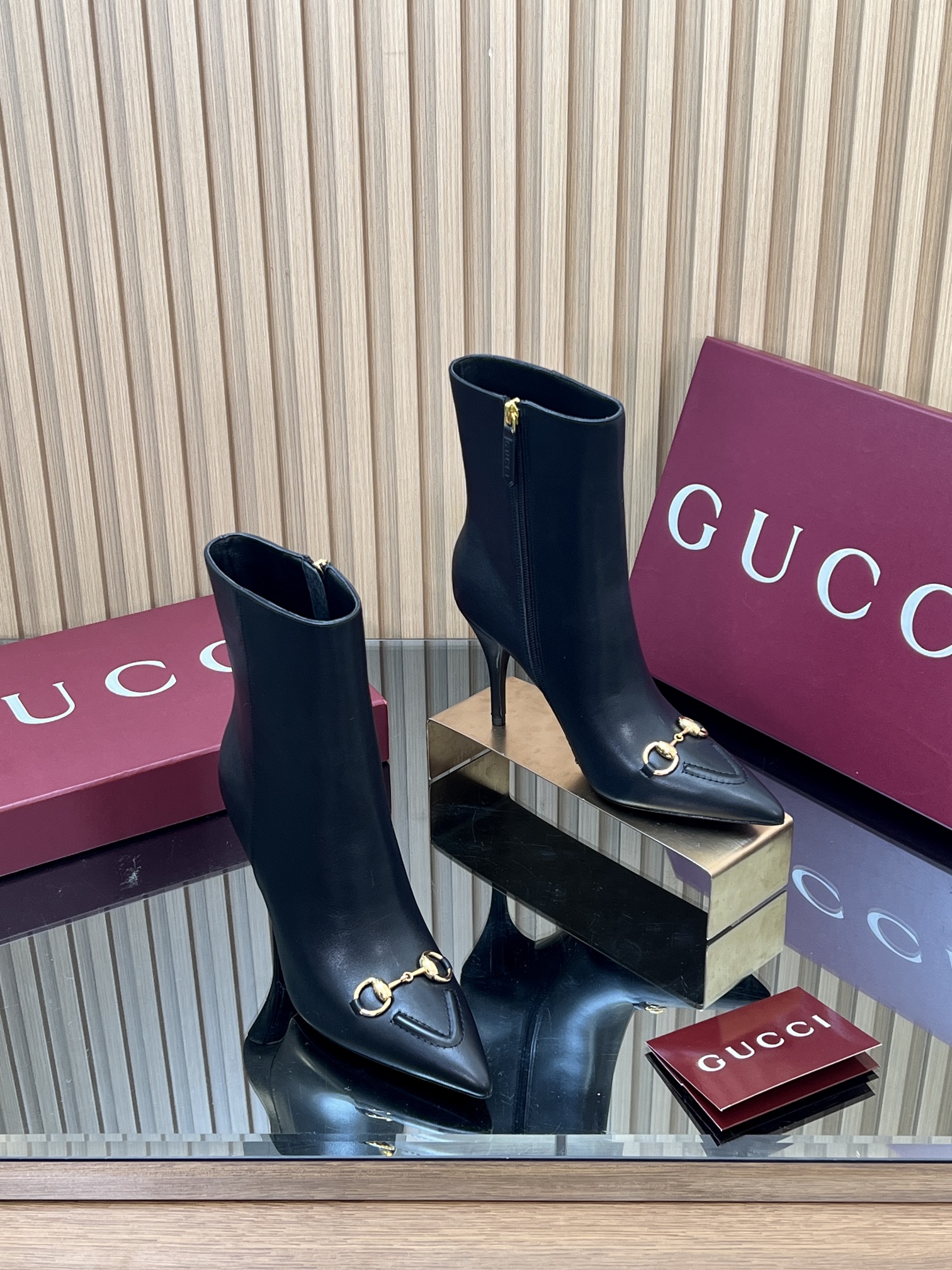 NO:593954,2025 autumn and winter G family's new GUcc horsebit high-heeled short boots, pointed toe ankle boots and bare boots. Top version, welcome to compare. Original 1:1 replica. Please note that many of the items on the market are incorrect. Please look for our authenticity guarantee. Full-grained high-grade calfskin for uppers. G G old calfskin. Lining/foot pads. Full-grained high-grade black lambskin. Sole. Italian top genuine leather sole. Heel height 10.cm.  Matching sizes 35-42 (41/40/42 are custom-made and non-refundable). Original full set of Ankola burgundy. New packaging. The creative director of Gucci launches new pointed horsebit ankle shoes and boots. It is a commitment to gender equality and advocating female empowerment. The pointed toe gallery is embellished with unique logo details, highlighting beauty, strength and free spirit. Boots, gucci, gucci, boots, cowhide, sheepskin198609092025秋冬G家新款GUcc马衔扣高跟短靴尖头及踝靴裸靴  顶级版本、欢迎比对. 原版1:1复刻 注意市面通货内里很多都不对版哦请认准咱家正品保证 鞋面全粒纹高档小牛皮 G G老花布 内里/垫脚全粒纹高档黑色小羊皮 鞋底意大利顶级真皮底 跟高10.cm 配码35-42（41/40/42定做不退换） 包装原版全套安可拉酒红新包装 Gucci创作总监推出全新尖头马衔扣及踝鞋靴,对于性别平等和倡导女性赋权的承诺,尖头廊形缀饰别致标志细节,彰显美丽,力量和自由精神,靴子,gucci,gucci,boots,cowhide,sheepskin,Women's Shoes