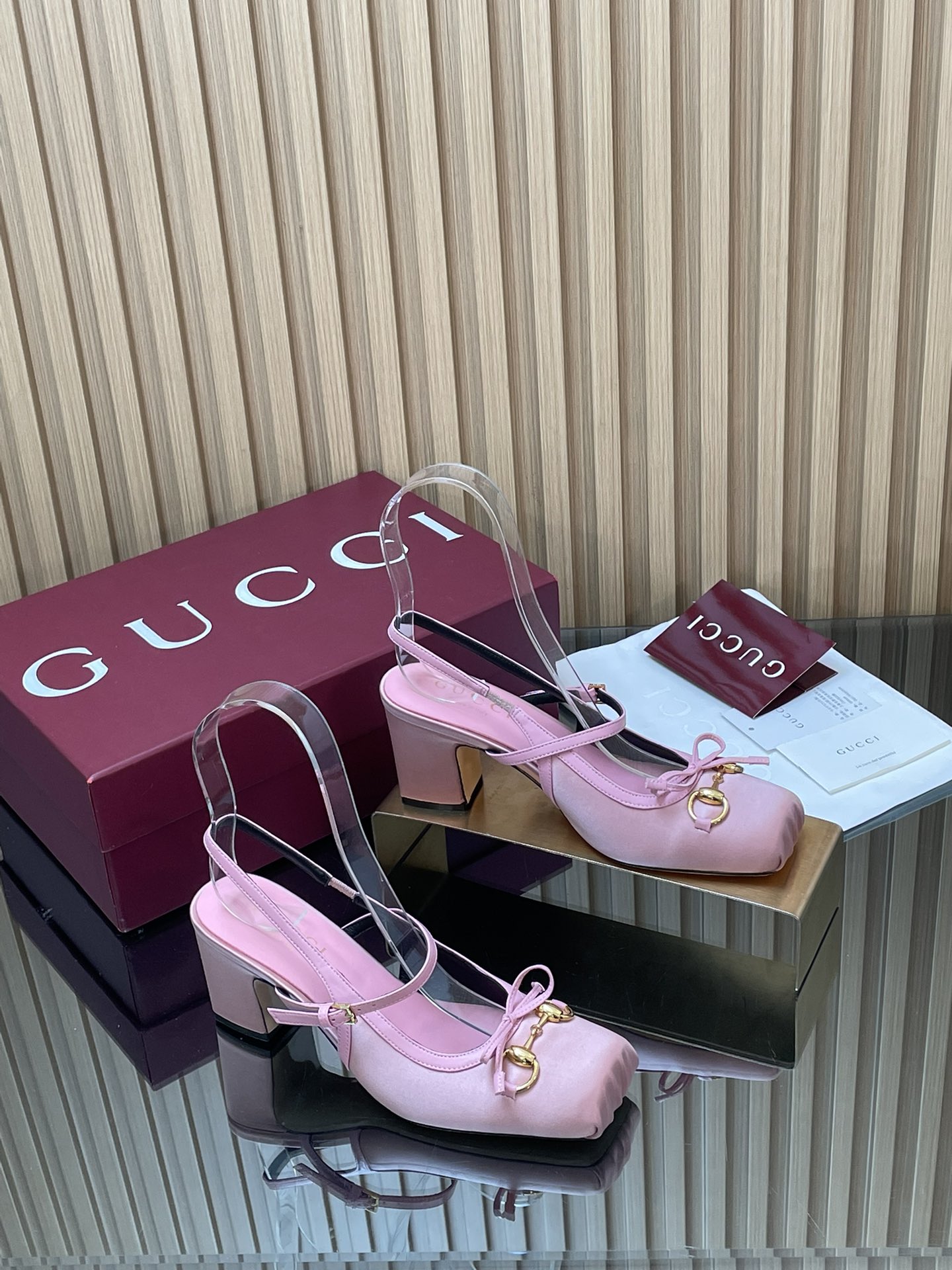 NO:593994,[Pink Silk] GuCC high-end boutique 2025 overseas early autumn Gucci Horsebit series new high-heeled square toe new ballet shoes horsebit new small square toe mule shoes classic exquisite elegant bow pumps high-quality back lace-up back empty shoes Authentic and original quality! Every detail is carefully crafted and can be compared with ZG, no second quality!  For the 2025 autumn and winter series, these horsebit slingback pumps feature a square toe design with elegant bow details, paying homage to the traditional ballet shoe shape. This item is crafted with leather craftsmanship and is embellished with light gold accessories. The sacchetto structure ensures excellent comfort. The fabric is original custom-made imported silk cloth. Horsebit molded by a large hardware factory in Dongguan. Lining/foot pads high-end custom sheepskin lining. Heel height 6.5 and 9.5 cm.  Outsole Italian genuine leather sole Size 35-41 (40 41 42 customized, non-returnable) ●Italian creation Red full set of high-end original packaging, high heels and sandals, gucci, sandals, high heels, sheepskin, real silk19860909【粉真丝】GuCC高端精品 2025海外早秋Gucci Horsebit系列新品高跟方形方头新式芭蕾鞋马衔扣新款小方头穆勒鞋经典精致优雅蝴蝶结浅口鞋高质感后系带后空鞋 原汁原味原单品质!每个细节皆经过精心细致打造,可与ZG对比如一,无二品质！ 2025秋冬系列,这款马衔扣后系带浅口鞋选用方形收口鞋头设计,搭配雅致的蝴蝶结细节,致敬传统芭蕾舞鞋型,这款单品以皮革匠心打造,缀饰浅金色掉配件,sacchetto构造确保出色的舒适感 面料原版定制进口真丝布 五金东莞大厂开模马衔扣 内里／垫脚高端定制羊皮里 跟高6.5和9.5 cm 大底意大利真皮底 尺码35-41（40 41 42定做,不退换） ●意大利创作 红色全套高档原包装,高跟鞋凉鞋,gucci,sandals,high heels,sheepskin,real silk,Women's Shoes