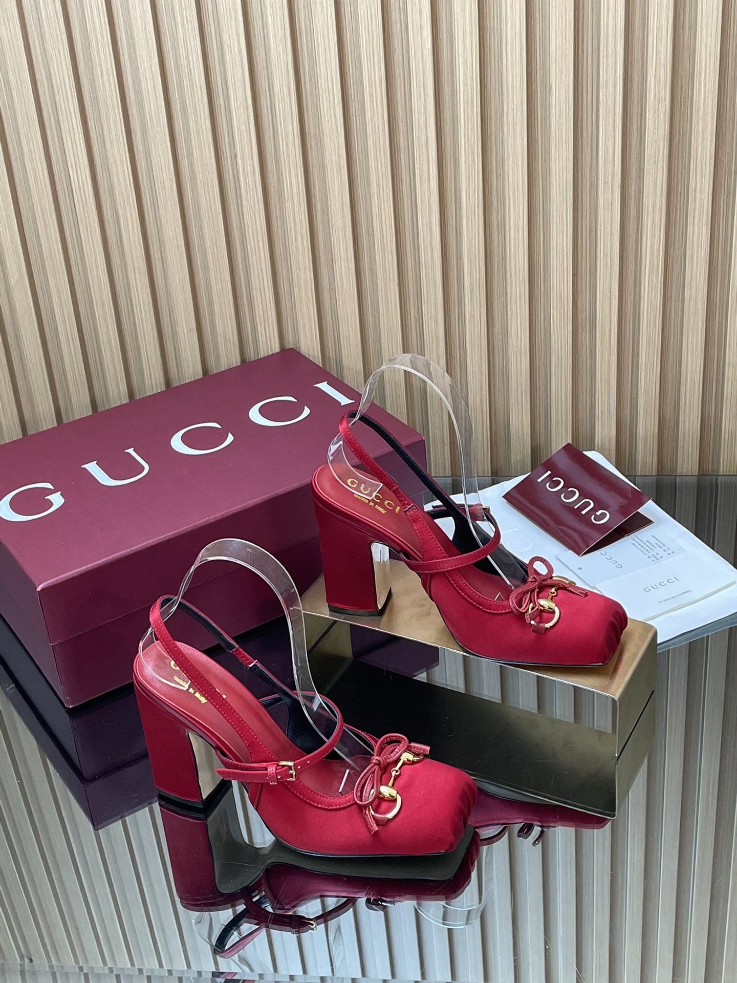 NO:593997,[Red Silk] GuCC high-end boutique 2025 overseas early autumn Gucci Horsebit series new high-heeled square toe new ballet shoes horsebit new small square toe mule shoes classic exquisite elegant bow pumps high-quality back lace-up back empty shoes Authentic and original quality! Every detail is carefully crafted and can be compared with ZG, no second quality!  For the 2025 autumn and winter series, these horsebit slingback pumps feature a square toe design with elegant bow details, paying homage to the traditional ballet shoe shape. This item is crafted with leather craftsmanship and is embellished with light gold accessories. The sacchetto structure ensures excellent comfort. The fabric is original custom-made imported silk cloth. Horsebit molded by a large hardware factory in Dongguan. Lining/foot pads high-end custom sheepskin lining. Heel height 6.5 and 9.5 cm.  Outsole Italian genuine leather sole Size 35-41 (40 41 42 customized, non-returnable) ●Italian creation Red full set of high-end original packaging, high heels and sandals, gucci, sandals, high heels, sheepskin, real silk19860909【红真丝】GuCC高端精品 2025海外早秋Gucci Horsebit系列新品高跟方形方头新式芭蕾鞋马衔扣新款小方头穆勒鞋经典精致优雅蝴蝶结浅口鞋高质感后系带后空鞋 原汁原味原单品质!每个细节皆经过精心细致打造,可与ZG对比如一,无二品质！ 2025秋冬系列,这款马衔扣后系带浅口鞋选用方形收口鞋头设计,搭配雅致的蝴蝶结细节,致敬传统芭蕾舞鞋型,这款单品以皮革匠心打造,缀饰浅金色掉配件,sacchetto构造确保出色的舒适感 面料原版定制进口真丝布 五金东莞大厂开模马衔扣 内里／垫脚高端定制羊皮里 跟高6.5和9.5 cm 大底意大利真皮底 尺码35-41（40 41 42定做,不退换） ●意大利创作 红色全套高档原包装,高跟鞋凉鞋,gucci,sandals,high heels,sheepskin,real silk,Women's Shoes