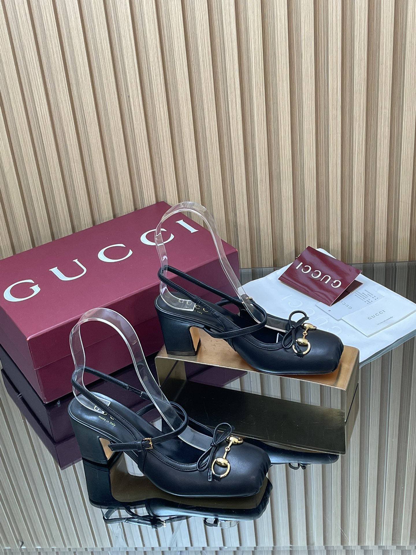 NO:594006,GuCC high-end boutique 2025 overseas early autumn Gucci Horsebit series new high-heeled square toe new ballet shoes horsebit new small square toe mule shoes classic exquisite elegant bow pumps high-quality back lace-up back empty shoes Authentic original single quality! Every detail is carefully crafted and can be compared with ZG, no second quality!  For the 2025 autumn and winter series, these horsebit slingback pumps feature a square toe design with elegant bow details, paying homage to the traditional ballet shoe shape. This item is made with leather craftsmanship and is embellished with light gold accessories. The sacchetto structure ensures excellent comfort. The fabric is original custom-made imported sheepskin. The hardware is molded with a horsebit buckle from a large hardware factory in Dongguan. The lining/feet is made of high-end custom sheepskin lining. Heel heights are 6.5 and 9.5 cm. Outsole is made of Italian genuine leather.  Sizes 35-41 (40 41 42 customized, non-returnable) ●Italian creation, red full set of high-end original packaging, high heels and sandals, gucci, sandals, high heels, sheepskin19860909GuCC高端精品 2025海外早秋Gucci Horsebit系列新品高跟方形方头新式芭蕾鞋马衔扣新款小方头穆勒鞋经典精致优雅蝴蝶结浅口鞋高质感后系带后空鞋 原汁原味原单品质!每个细节皆经过精心细致打造,可与ZG对比如一,无二品质！ 2025秋冬系列,这款马衔扣后系带浅口鞋选用方形收口鞋头设计,搭配雅致的蝴蝶结细节,致敬传统芭蕾舞鞋型,这款单品以皮革匠心打造,缀饰浅金色掉配件,sacchetto构造确保出色的舒适感 面料原版定制进口羊皮 五金东莞大厂开模马衔扣 内里／垫脚高端定制羊皮里 跟高6.5和9.5 cm 大底意大利真皮底 尺码35-41（40 41 42定做,不退换） ●意大利创作 红色全套高档原包装,高跟鞋凉鞋,gucci,sandals,high heels,sheepskin,Women's Shoes