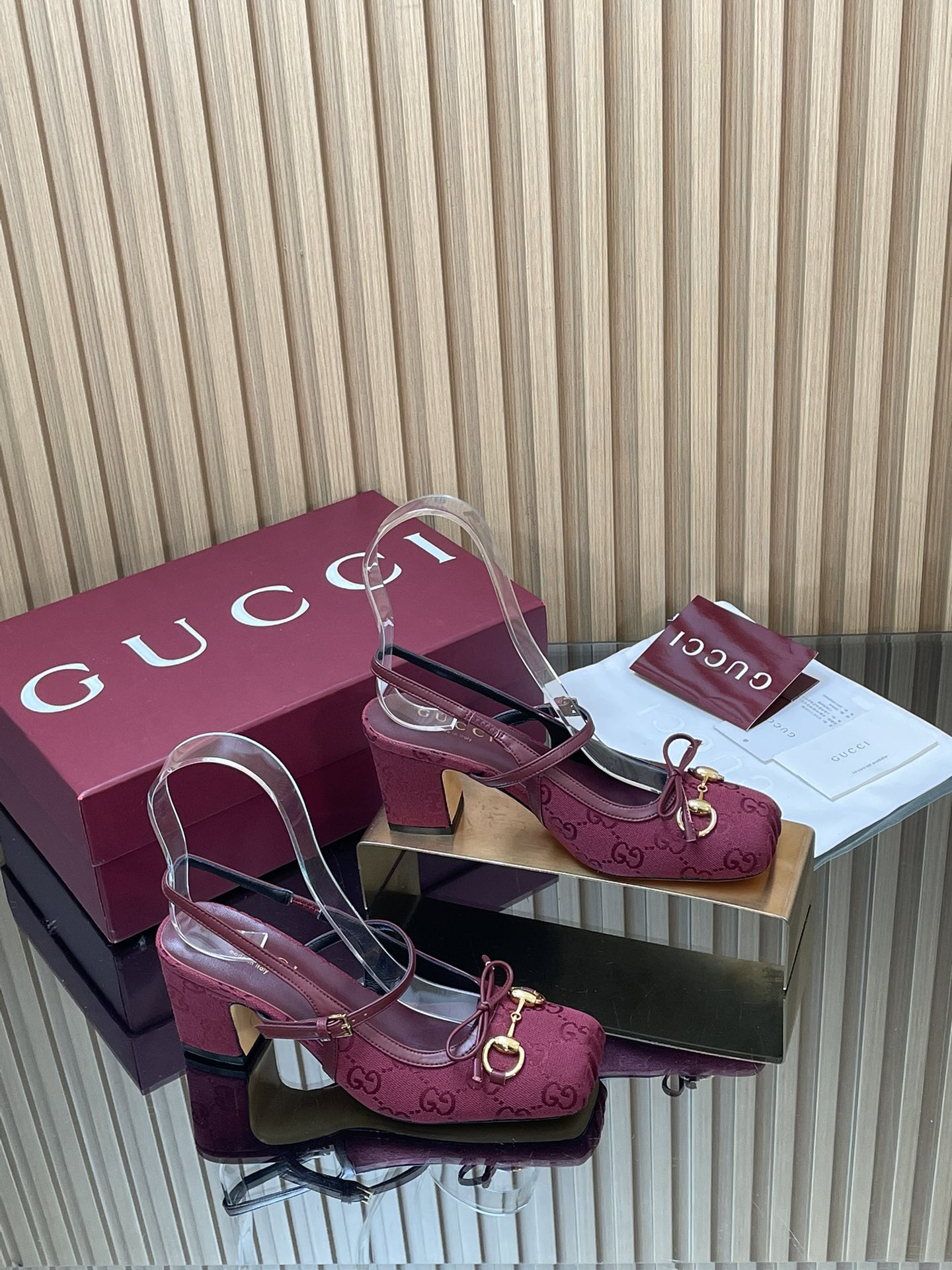 NO:594003,GuCC high-end boutique 2025 overseas early autumn Gucci Horsebit series new high-heeled square toe new ballet shoes horsebit new small square toe mule shoes classic exquisite elegant bow pumps high-quality back lace-up back empty shoes Authentic original single quality! Every detail is carefully crafted and can be compared with ZG, no second quality!  For the 2025 autumn and winter series, these horsebit slingback pumps feature a square toe design with elegant bow details, paying homage to the traditional ballet shoe shape. This item is made with leather craftsmanship and is embellished with light gold accessories. The sacchetto structure ensures excellent comfort. The fabric is original custom-made imported sheepskin G G presby fabric. Horsebit molded by a large hardware factory in Dongguan. Lining/foot pads High-end custom sheepskin lining. Heel height 6.5 and 9.5 cm.  Outsole Italian leather sole Size 35-41 (40 41 42 customized, non-returnable) ●Italian creation Red full set of high-end original packaging, high heels and sandals, gucci, sandals, high heels, sheepskin19860909GuCC高端精品 2025海外早秋Gucci Horsebit系列新品高跟方形方头新式芭蕾鞋马衔扣新款小方头穆勒鞋经典精致优雅蝴蝶结浅口鞋高质感后系带后空鞋 原汁原味原单品质!每个细节皆经过精心细致打造,可与ZG对比如一,无二品质！ 2025秋冬系列,这款马衔扣后系带浅口鞋选用方形收口鞋头设计,搭配雅致的蝴蝶结细节,致敬传统芭蕾舞鞋型,这款单品以皮革匠心打造,缀饰浅金色掉配件,sacchetto构造确保出色的舒适感 面料原版定制进口羊皮 G G老花布 五金东莞大厂开模马衔扣 内里／垫脚高端定制羊皮里 跟高6.5和9.5 cm 大底意大利真皮底 尺码35-41（40 41 42定做,不退换） ●意大利创作 红色全套高档原包装,高跟鞋凉鞋,gucci,sandals,high heels,sheepskin,Women's Shoes