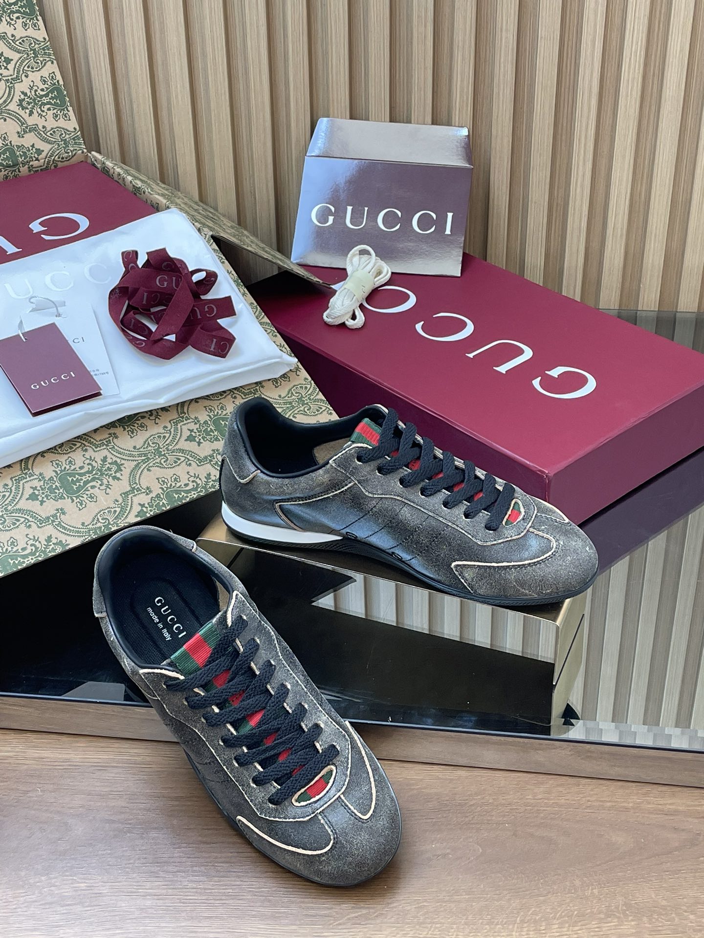 NO:593973,Couple style, autumn and winter Gucci Gucci Shift series, same style for men and women. Green, red and green webbing moral training shoes, sports shoes, fashionable casual shoes, retro versatile travel shoes, top purchasing level. Gucci Shift series is newly launched. The light design reinterprets sports style. The neat corridor shape adds freedom and highlights the exquisite texture when moving. The webbing details are like an endless ribbon running through the entire design, and the side stitching details add the finishing touch. Imported original and customized high-end cowhide.  Comfortable and soft sheepskin lining and outsole.  Original molded non-slip and wear-resistant TPU bottom, packed with the latest burgundy counter airline case complete set of packaging boxes. Sizes for women: 35-41 for men: 39-45 for women, 4041 for men, 39-45 for men, custom-made, non-returnable, casual shoes/sports shoes, gucci, sneakers, cowhide, sheepskin19860909情侣款 秋冬Gucci 古奇Shift系列男女同款 绿红绿织带德训鞋运动鞋时尚休闲鞋复古百搭旅游鞋顶级代购级别 Gucci Shift系列全新上市,轻盈设计焕新诠释运动风尚.利落廊形更添自在本色,行动间彰显精致质感.织带细节宛如一道延绵不绝的饰带贯穿于整个设计,侧边缝线细节增添点睛之笔 面料进口原版定制高端牛皮 内里舒适柔软羊皮里 大底．原版开模防滑耐磨TPU底 包装最新酒红专柜航空飞机箱全套包装盒. 码数女款35-41男码39-45 女款4041 男39 45 订做不退换,休闲鞋/运动鞋,gucci,sneakers,cowhide,sheepskin,Women's Shoes