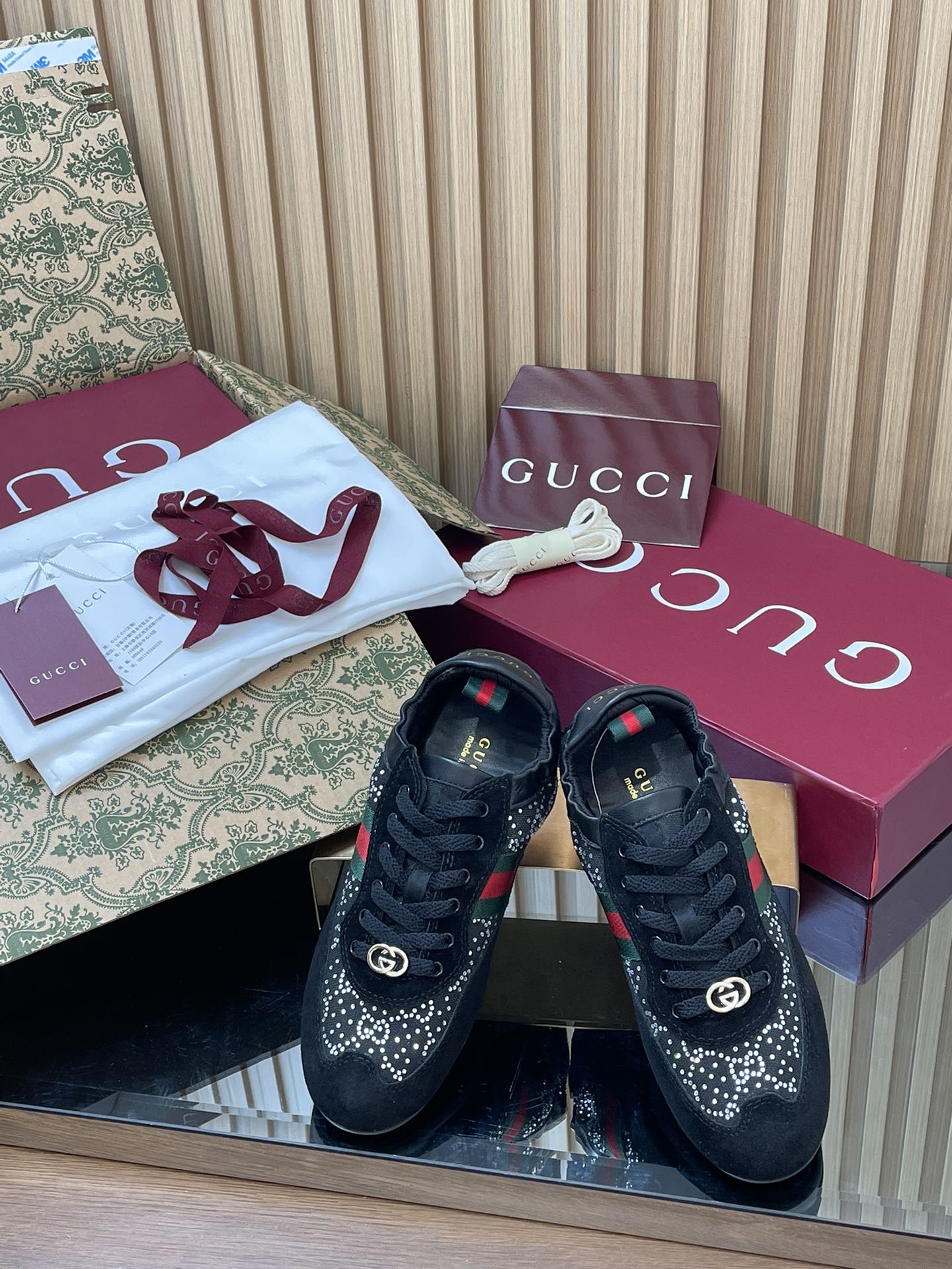 NO:593984,Women's Autumn and Winter Gucci Gucci Shift Series Elastic Heel G G Crystal Women's Shoes Green Red Green Web Moral Shoes Ballet Sneakers Fashionable Casual Shoes Retro Versatile Travel Shoes Top Purchasing Level Gucci Shift Series is newly launched, with a lightweight design that reinterprets sports fashion. This sneaker has a smooth corridor shape and a striped web elastic heel design to interpret exquisite dynamics. The heel can be removable at will to easily create a versatile look for daily use and is carefully decorated G  G crystal, light texture and sparkling appearance, paying tribute to the brand's monogram pattern. The fabric is imported and original, customized high-end cow suede deerskin/presbyopic G cloth. The interior is comfortable and soft sheepskin lining. The outsole.  Original molded non-slip and wear-resistant TPU bottom, packed with the latest burgundy counter aviation aircraft case complete set of packaging boxes. Sizes for women 35-41 women's 4041 Custom-made, non-returnable, casual shoes/sports shoes, gucci, sneakers, sheepskin19860909女款 秋冬Gucci 古奇Shift系列松紧弹性后跟G G水晶女鞋绿红绿织带德训鞋芭蕾舞运动鞋时尚休闲鞋复古百搭旅游鞋顶级代购级别 Gucci Shift系列全新上市,轻盈设计焕新诠释运动风尚.这款运动鞋以流畅廊形搭配条纹织带弹性松紧后跟设计,诠释精致动感,随心装卸的鞋跟轻松打造日常百搭造型精心缀饰G G水晶,轻盈质感与闪耀外观兼具,致意品牌字母交织图案 面料进口原版定制高端牛反绒鹿皮/老花G布 内里舒适柔软羊皮里 大底．原版开模防滑耐磨TPU底 包装最新酒红专柜航空飞机箱全套包装盒. 码数女款35-41女款4041 订做不退换,休闲鞋/运动鞋,gucci,sneakers,sheepskin,Women's Shoes