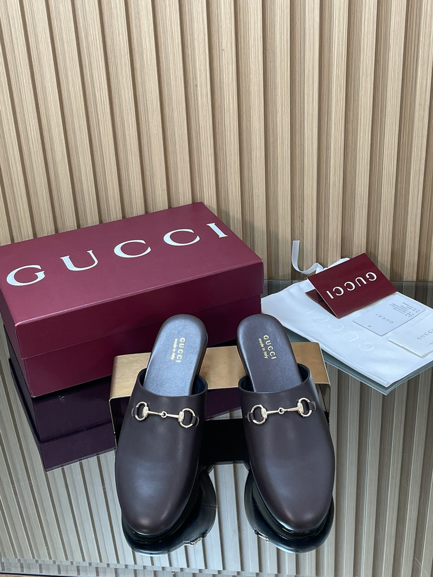 NO:593966,[Couple model for men and women] Early autumn GUCCI horsebit Mules for men and women, new flat loafers, lazy and loose slippers, toe-cap slippers  Archival patterns continue to shine in Gucci's new series. The new series ingeniously presents horsebit accessories, highlighting the brand's equestrian heritage. This mousse is made of soft suede material, lambskin, and classic old floral fabric, embellished with gold-tone accessories. The insole is sheepskin + deerskin suede stitching design to make it more comfortable and breathable. The material is imported G G canvas / lambskin / G G mercerized cow suede. The lining is imported matching sheepskin lining. The outsole is Italian genuine leather.  Sizes female 35-42 male 39-45 (female 404142 male customized) High heels and flat bottom Packaging counter high-end packaging, half drag, gucci, loafers, slippers, sheepskin19860909【男女情侣款】女男早秋GUCCI马衔扣穆勒鞋新款平底乐福鞋懒人松驰感拖鞋包头套脚便鞋 典藏图案继续在古奇全新系列中大放异彩,全新系列匠心呈献马衔扣配件,彰显品牌马术传承.这款穆鞋柔软绒面材质和小羊皮,及经典老花布匠心打造,缀饰金色调配件,内底鞋垫羊皮+鹿皮绒面车线拼接设计令穿着更舒适透气 面料进口G G帆布 /小羊皮/G G丝光牛反绒 内里进口对版羊皮里 大底意大利真皮底 尺码女35-42男39-45（女404142男定做） 跟高平底 包装专柜高端包装,半拖,gucci,loafers,slippers,sheepskin,Women's Shoes