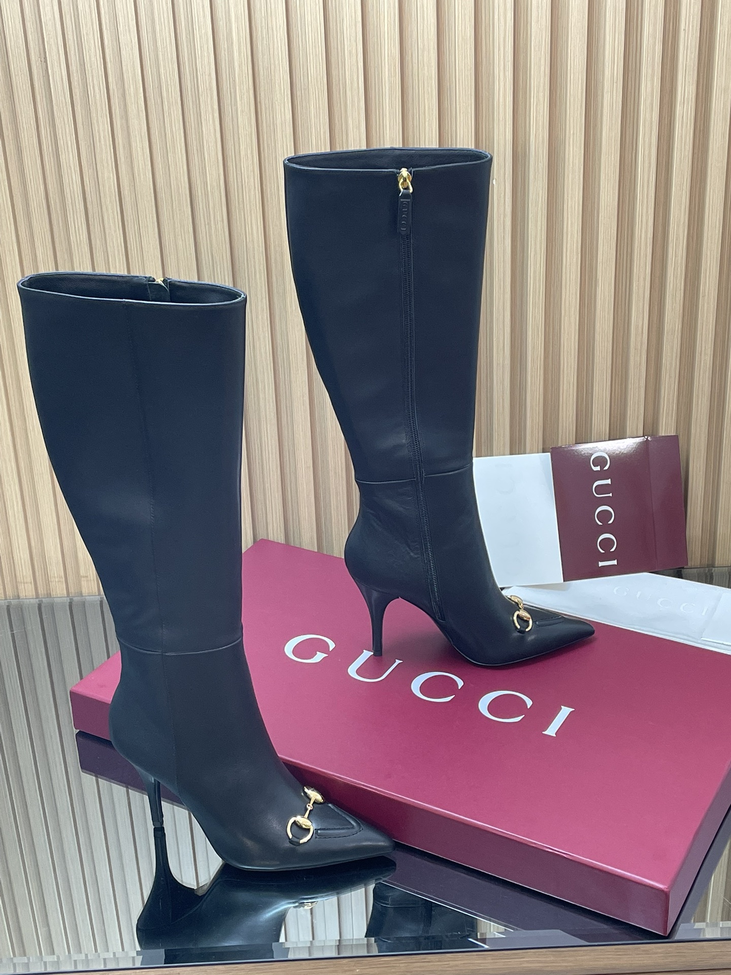 NO:593960,2025 autumn and winter G family's new GUcc horsebit high-heeled boots, pointed toe knee-high boots, top version, welcome to compare. Original 1:1 replica. Note that many of the items on the market are incorrect. Please look for our authenticity guarantee. Full-grained high-grade calfskin upper, G G old calfskin. Lining/foot pads, full-grained high-grade lambskin. Sole, top Italian leather sole. Heel height 10.cm.  Matching sizes 35-42 (41/40/42 are custom-made and non-returnable). Original packaging. New packaging in Ankola wine. Gucci's creative director launches new pointed horsebit knee-high boots. It is a commitment to gender equality and advocating female empowerment. The pointed toe gallery is embellished with unique logo details, highlighting beauty, strength and free spirit. Boots, gucci, gucci, boots, cowhide, sheepskin198609092025秋冬G家新款GUcc马衔扣高跟长靴尖头及膝靴  顶级版本、欢迎比对. 原版1:1复刻 注意市面通货内里很多都不对版哦请认准咱家正品保证 鞋面全粒纹高档小牛皮 G G老花布 内里/垫脚全粒纹高档小羊皮 鞋底意大利顶级真皮底 跟高10.cm 配码35-42（41/40/42定做不退换） 包装原版全套安可拉酒红新包装 Gucci创作总监推出全新尖头马衔扣及膝长靴,对于性别平等和倡导女性赋权的承诺,尖头廊形缀饰别致标志细节,彰显美丽,力量和自由精神,靴子,gucci,gucci,boots,cowhide,sheepskin,Women's Shoes