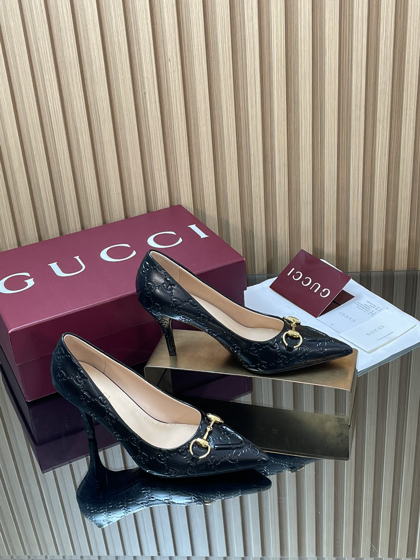 NO:593945,Autumn and winter G family's new GUcc horsebit tapered heel shallow stiletto heel pointed toe single shoes imported G G embossed leather women's shoes Presbyopic G cloth small heels cloth embossed leather Top version, welcome to compare. Original 1:1 replica Please look for our authenticity guarantee Upper imported high-grade G G embossed leather Presbyopic G cloth Lining/foot pads full-grain high-grade lambskin Sole Italian top genuine leather sole Heel height 8.5cm 4.5 cm  Matching sizes 35-42 (41/40/42 custom-made, non-returnable) Original full set of red packaging Gucci's new women's shoe series presents a variety of elegant corridor shapes. This light gold horse-bit pumps reinterpret the brand's classic style, with pointed toes and tapered heels adding to the unique style, high-heeled shoes, gucci, gucci, high heels, sheepskin19860909秋冬G家新款GUcc马衔扣锥型跟浅口细跟高跟尖头单鞋进口G G压纹皮女鞋 老花G布小跟鞋布面压纹皮 顶级版本、欢迎比对. 原版1:1复刻 注意请认准咱家正品保证 鞋面进口高档G G压纹皮 老花G布 内里/垫脚全粒纹高档小羊皮 鞋底意大利顶级真皮底 跟高8.5cm 4.5 cm 配码35-42（41/40/42定做不退换） 包装原版全套红色包装 Gucci全新女士鞋履系列呈现多款优雅廊形.这款饰浅金马衔浅口鞋焕新诠释品牌经典款式,尖头鞋头与锥形鞋跟更添别让风采,高跟鞋单鞋,gucci,gucci,high heels,sheepskin,Women's Shoes