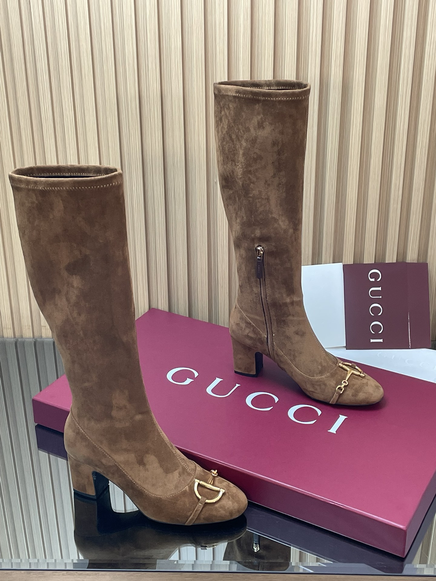 NO:593962,GuCC high-end boutique 2025 autumn and winter series new large D half horse bit boots, new small round toe elastic knee-high boots, exquisite and elegant fashionable women's boots. Authentic and original quality! Every detail has been carefully crafted and can be compared with ZG. The quality is the same!  These stretch boots are made of glossy patent leather/elastic leather and Yangjing deerskin stretch suede, reinterpreting the classic gallery shape with the brand's iconic elements. The gold-tone half horsebit detail adds elegance and pays homage to the brand's equestrian heritage through contemporary vision. The fabrics are original custom-made imported patent leather/elastic leather, deerskin Yangjing/elastic velvet. The hardware is molded by a large Dongguan factory. Large D half horsebit. Inner/foot pads. High-end custom sheepskin lining. Heel height 6.5cm.  Outsole Italian genuine leather sole Size 35-42 (40 41 42 customized, non-returnable) ●Italian creation Full set of red high-end original packaging, boots, gucci, boots, sheepskin, sheep19860909GuCC高端精品 2025秋冬系列新品大D半马衔扣长靴新款小圆头弹力及膝靴精致优雅时尚女靴 原汁原味原单品质!每个细节皆经过精心细致打造,可与ZG对比如一,无二品质！ 这款弹力靴采用光泽感漆皮/弹力皮,羊京鹿皮弹力绒面匠心打造,以品牌标志性元素焕新诠释经典廊形.金色调半马衔扣细节增添雅致风范,透过当代视觉致敬品牌马术传承 面料原版定制进口漆皮/弹力皮, 鹿皮羊京/弹力绒 五金东莞大厂开模大D半马衔扣 内里／垫脚高端定制羊皮里 跟高6.5cm 大底意大利真皮底 尺码35-42（40 41 42定做,不退换） ●意大利创作 红色全套高档原包装,靴子,gucci,boots,sheepskin,sheep,Women's Shoes