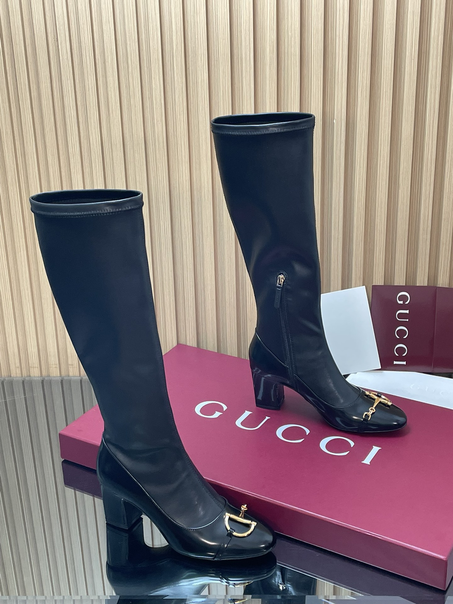 NO:593939,GuCC high-end boutique 2025 autumn and winter series new large D half horse bit boots, new small round toe elastic knee-high boots, exquisite and elegant fashionable women's boots. Authentic and original quality! Every detail has been carefully crafted and can be compared with ZG. The quality is the same!  These stretch boots are made of glossy patent leather/elastic leather and Yangjing deerskin stretch suede, reinterpreting the classic gallery shape with the brand's iconic elements. The gold-tone half horsebit detail adds elegance and pays homage to the brand's equestrian heritage through contemporary vision. The fabrics are original custom-made imported patent leather/elastic leather, deerskin Yangjing/elastic velvet. The hardware is molded by a large Dongguan factory. Large D half horsebit. Inner/foot pads. High-end custom sheepskin lining. Heel height 6.5cm.  Outsole Italian genuine leather sole Size 35-42 (40 41 42 customized, non-returnable) ●Italian creation Full set of red high-end original packaging, boots, gucci, boots, sheepskin, sheep19860909GuCC高端精品 2025秋冬系列新品大D半马衔扣长靴新款小圆头弹力及膝靴精致优雅时尚女靴 原汁原味原单品质!每个细节皆经过精心细致打造,可与ZG对比如一,无二品质！ 这款弹力靴采用光泽感漆皮/弹力皮,羊京鹿皮弹力绒面匠心打造,以品牌标志性元素焕新诠释经典廊形.金色调半马衔扣细节增添雅致风范,透过当代视觉致敬品牌马术传承 面料原版定制进口漆皮/弹力皮, 鹿皮羊京/弹力绒 五金东莞大厂开模大D半马衔扣 内里／垫脚高端定制羊皮里 跟高6.5cm 大底意大利真皮底 尺码35-42（40 41 42定做,不退换） ●意大利创作 红色全套高档原包装,靴子,gucci,boots,sheepskin,sheep,Women's Shoes