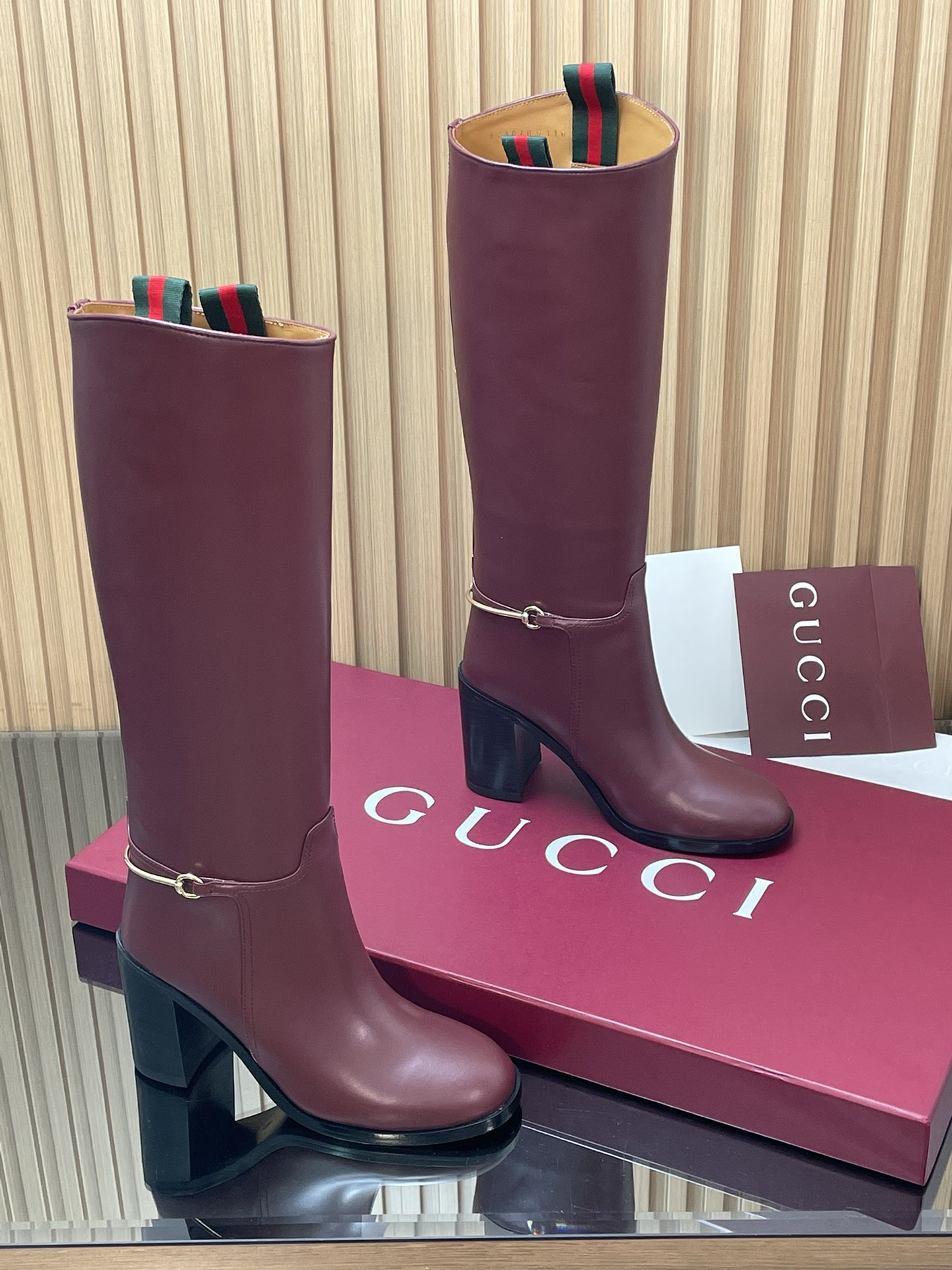 NO:593932,2025 Gucci/Gucci Autumn and Winter Slim Horsebit Equestrian Boots Thick Heel Catwalk Style Over-the-Knee Boots Top Purchasing Grade [End-of-Year Boost Price] High-heeled round-toed imported calfskin boots with heavy craftsmanship. All production and entire workmanship are consistent with the original version!  This boot is made of imported calfskin and cleverly incorporates slender horsebit details to pay tribute to the brand's long-standing equestrian heritage. The classic gallery shape is exquisite and elegant, interpreting Gucci's elegant aesthetic style. The material is 1:1 original customization. Imported calfskin + red and green webbing. The inner lining is made of calfskin. The boot is a whole piece of leather without any breaks or splicing. The outsole.  Open-mold inlaid Italian leather sole Heel height 8.5 cm Size 35-42 (404142 customized, non-returnable) Packaging The latest high-end Ancora red packaging, boots, gucci, boots, cowhide198609092025古奇/ Gucci 秋冬修长造型马衔扣马术长靴 粗跟走秀款过膝靴顶级代购级【年底冲量底价】高跟圆头进口小牛皮长靴重工艺所有制作整个做工与原版一致！ 这款靴子甄选进口小牛皮制作,巧妙融入修长造型马衔扣细节,致敬品牌源远流长马术本源传承.经典廊形精致考究,诠释Gucci优雅美学风范 材质1:1原版定制 进口小牛皮+红绿织带 内里垫脚牛皮里 靴筒是整张一块皮无断开没任何拼接的 大底．开模镶嵌式意大利皮底 跟高8.5 cm 尺码35-42（404142定制,不退换） 包装最新高端安可拉红色包装,靴子,gucci,boots,cowhide,Women's Shoes