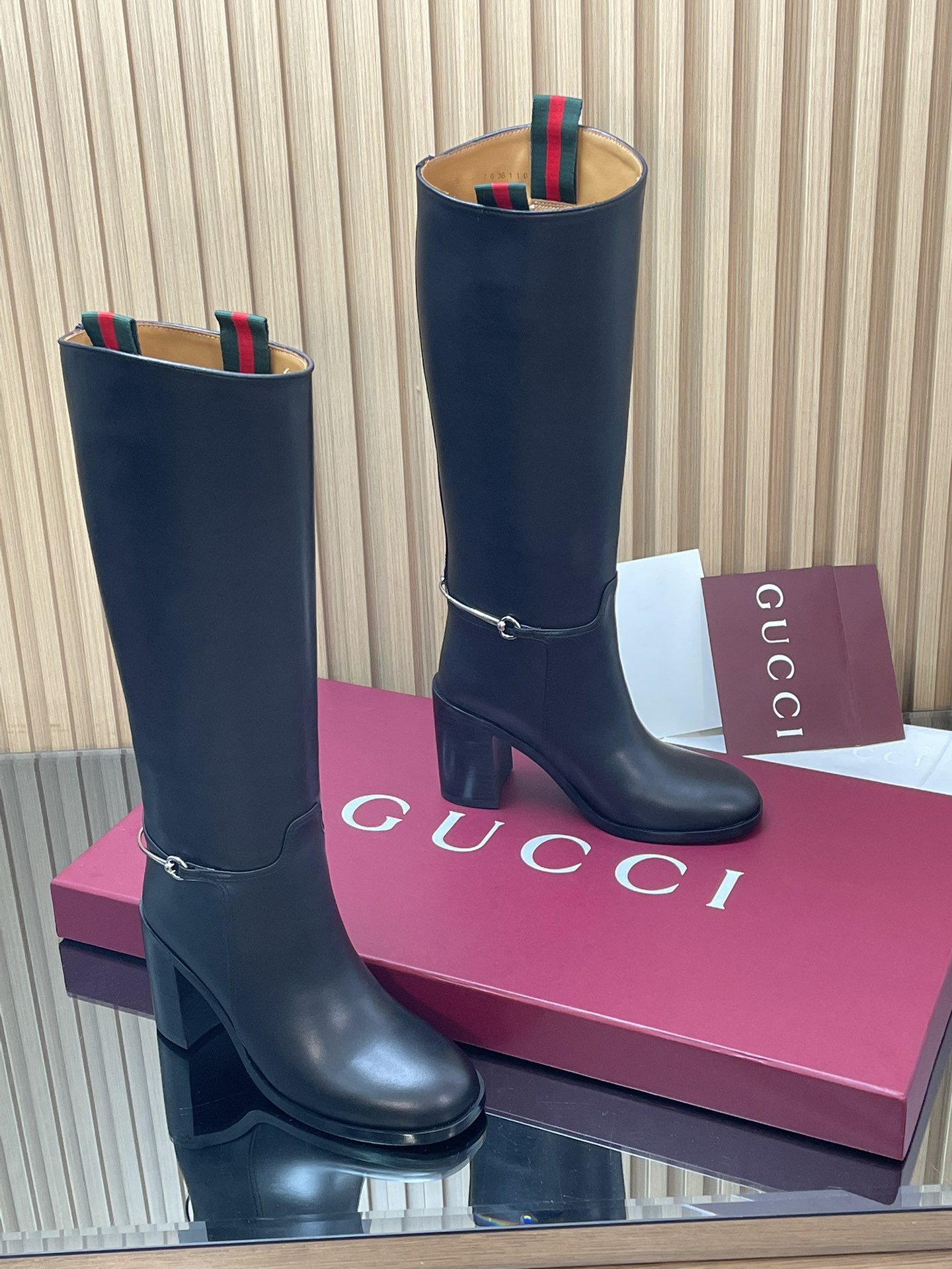 NO:593936,2025 Gucci/Gucci Autumn and Winter Slim Horsebit Equestrian Boots Thick Heel Catwalk Style Over-the-Knee Boots Top Purchasing Grade [End-of-Year Boost Price] High-heeled round-toed imported calfskin boots with heavy craftsmanship. All production and entire workmanship are consistent with the original version!  This boot is made of imported calfskin and cleverly incorporates slender horsebit details to pay tribute to the brand's long-standing equestrian heritage. The classic gallery shape is exquisite and elegant, interpreting Gucci's elegant aesthetic style. The material is 1:1 original customization. Imported calfskin + red and green webbing. The inner lining is made of calfskin. The boot is a whole piece of leather without any breaks or splicing. The outsole.  Open-mold inlaid Italian leather sole Heel height 8.5 cm Size 35-42 (404142 customized, non-returnable) Packaging The latest high-end Ancora red packaging, boots, gucci, boots, cowhide198609092025古奇/ Gucci 秋冬修长造型马衔扣马术长靴 粗跟走秀款过膝靴顶级代购级【年底冲量底价】高跟圆头进口小牛皮长靴重工艺所有制作整个做工与原版一致！ 这款靴子甄选进口小牛皮制作,巧妙融入修长造型马衔扣细节,致敬品牌源远流长马术本源传承.经典廊形精致考究,诠释Gucci优雅美学风范 材质1:1原版定制 进口小牛皮+红绿织带 内里垫脚牛皮里 靴筒是整张一块皮无断开没任何拼接的 大底．开模镶嵌式意大利皮底 跟高8.5 cm 尺码35-42（404142定制,不退换） 包装最新高端安可拉红色包装,靴子,gucci,boots,cowhide,Women's Shoes