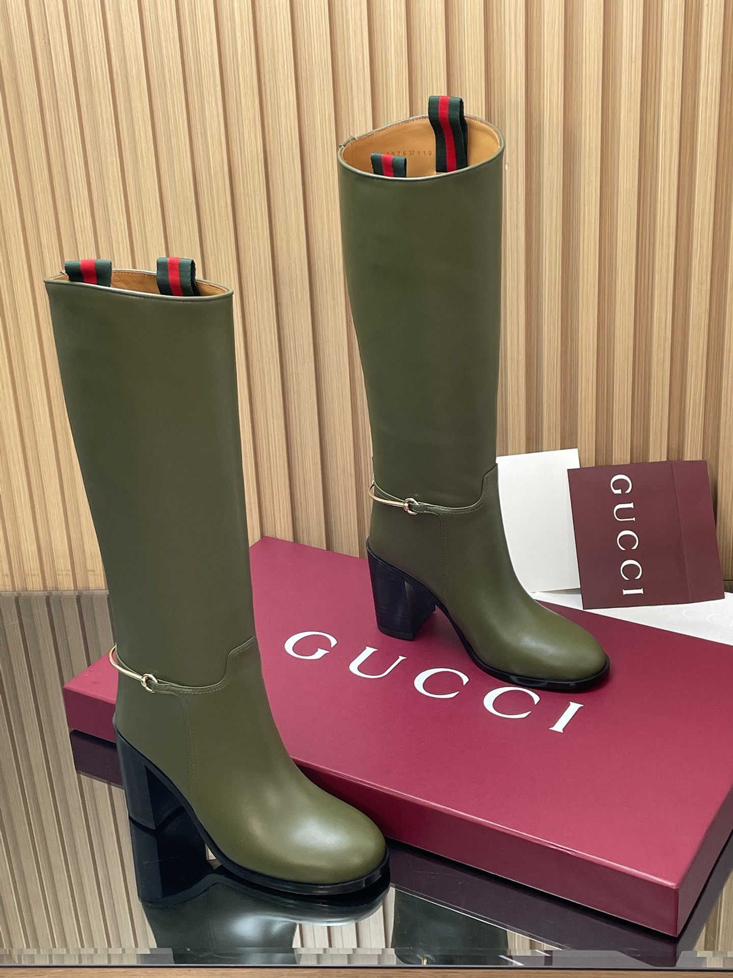 NO:593940,2025 Gucci/Gucci Autumn and Winter Slim Horsebit Equestrian Boots Thick Heel Catwalk Style Over-the-Knee Boots Top Purchasing Grade [End-of-Year Boost Price] High-heeled round-toed imported calfskin boots with heavy craftsmanship. All production and entire workmanship are consistent with the original version!  This boot is made of imported calfskin and cleverly incorporates slender horsebit details to pay tribute to the brand's long-standing equestrian heritage. The classic gallery shape is exquisite and elegant, interpreting Gucci's elegant aesthetic style. The material is 1:1 original customization. Imported calfskin + red and green webbing. The inner lining is made of calfskin. The boot is a whole piece of leather without any breaks or splicing. The outsole.  Open-mold inlaid Italian leather sole Heel height 8.5 cm Size 35-42 (404142 customized, non-returnable) Packaging The latest high-end Ancora red packaging, boots, gucci, boots, cowhide198609092025古奇/ Gucci 秋冬修长造型马衔扣马术长靴 粗跟走秀款过膝靴顶级代购级【年底冲量底价】高跟圆头进口小牛皮长靴重工艺所有制作整个做工与原版一致！ 这款靴子甄选进口小牛皮制作,巧妙融入修长造型马衔扣细节,致敬品牌源远流长马术本源传承.经典廊形精致考究,诠释Gucci优雅美学风范 材质1:1原版定制 进口小牛皮+红绿织带 内里垫脚牛皮里 靴筒是整张一块皮无断开没任何拼接的 大底．开模镶嵌式意大利皮底 跟高8.5 cm 尺码35-42（404142定制,不退换） 包装最新高端安可拉红色包装,靴子,gucci,boots,cowhide,Women's Shoes