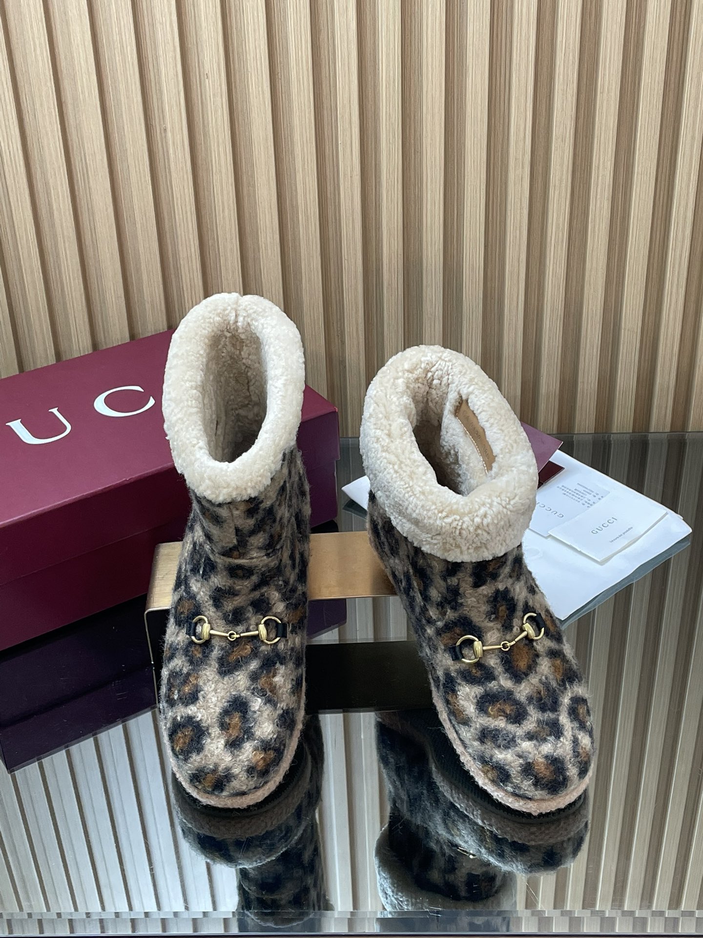 NO:614216,2025 GUCCI autumn and winter new products, the latest catwalk models in the counter, high version horsebit furry short boots, snow boots, lining imported from Australia sheep curly wool; fabric made of all-wool jacquard leopard print fabric; outsole is wear-resistant and cold-resistant TPU outsole with clear logo, wear-resistant velvet water table inside, especially comfortable and warm!  Original 11 copies, latest original high-end packaging, women's size 36-42 (404241 needs to be customized and cannot be returned or exchanged), loafers, snow boots, gucci, loafers, boots198609092025GUCCI 秋冬新品 专柜最新走秀款 高版本马衔扣毛毛短靴 雪地靴 内里澳洲进口羊卷毛羊毛里 ； 面料全羊毛提花豹纹面料 ； 大底耐磨 耐寒 TPU大底 Logo清晰 内有耐磨绒水台  特别 舒适 保暖 ！原版11复制 最新原板高档包装  女款 36- 42（404241需定制不退换）,乐福鞋雪地靴,gucci,loafers,boots,Women's Shoes