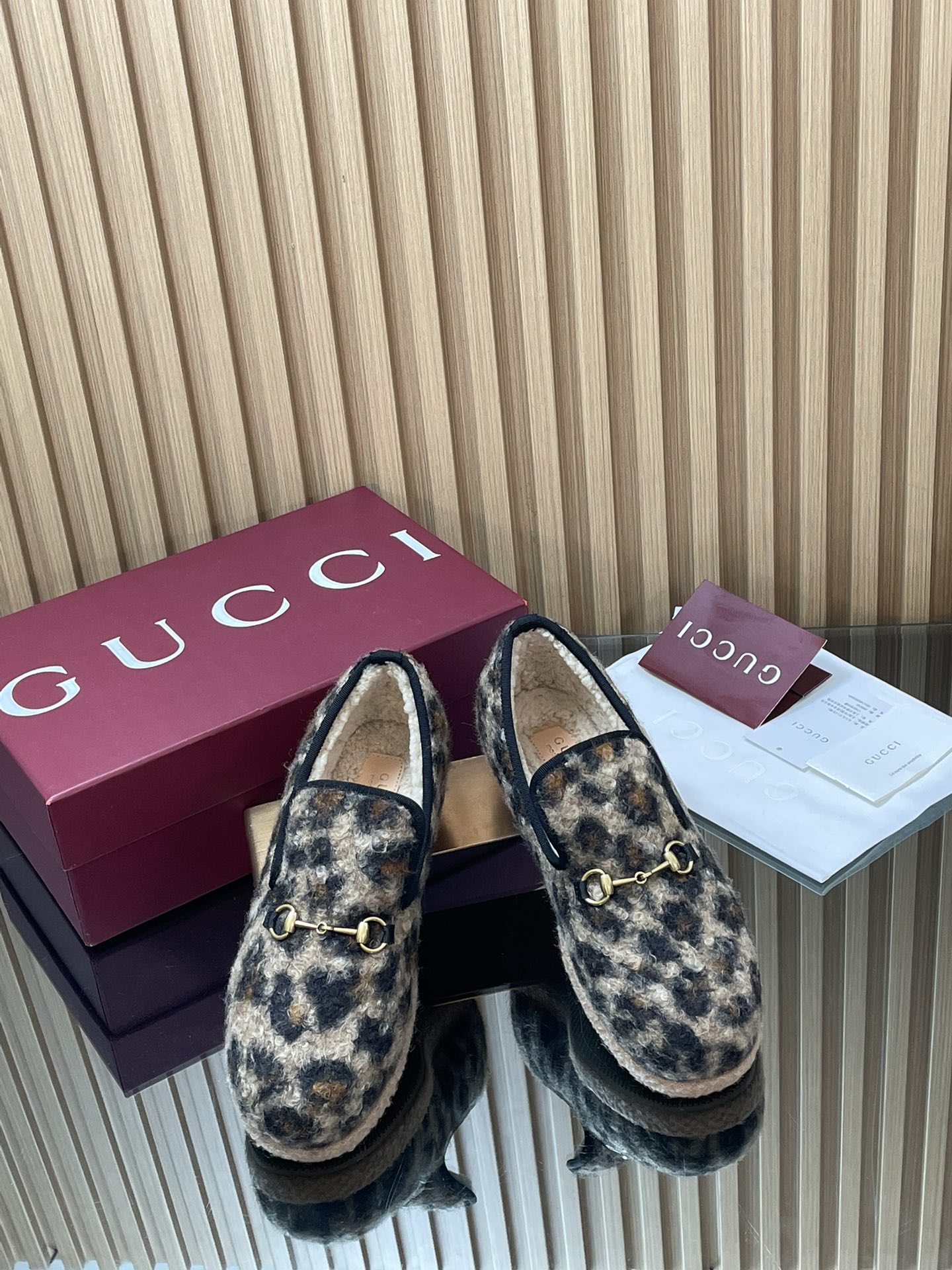 NO:614221,2025 GUCCI autumn and winter new products, the latest catwalk models in the counter, high-version horsebit fur shoes and loafers. The lining is made of sheep curly wool imported from Australia; the fabric is all wool jacquard leopard print fabric; the outsole is wear-resistant and cold-resistant TPU outsole with clear logo. There is a wear-resistant velvet water table inside, which is particularly comfortable and warm!  Original 11 copies, latest original high-end packaging, women's size 36-42 (404241 needs to be customized and cannot be returned or exchanged), loafers, snow boots, gucci, loafers, boots198609092025GUCCI 秋冬新品 专柜最新走秀款 高版本马衔扣毛毛鞋乐福鞋 内里澳洲进口羊卷毛羊毛里 ； 面料全羊毛提花豹纹面料 ； 大底耐磨 耐寒 TPU大底 Logo清晰 内有耐磨绒水台  特别 舒适 保暖 ！原版11复制 最新原板高档包装  女款 36- 42（404241需定制不退换）,乐福鞋雪地靴,gucci,loafers,boots,Women's Shoes